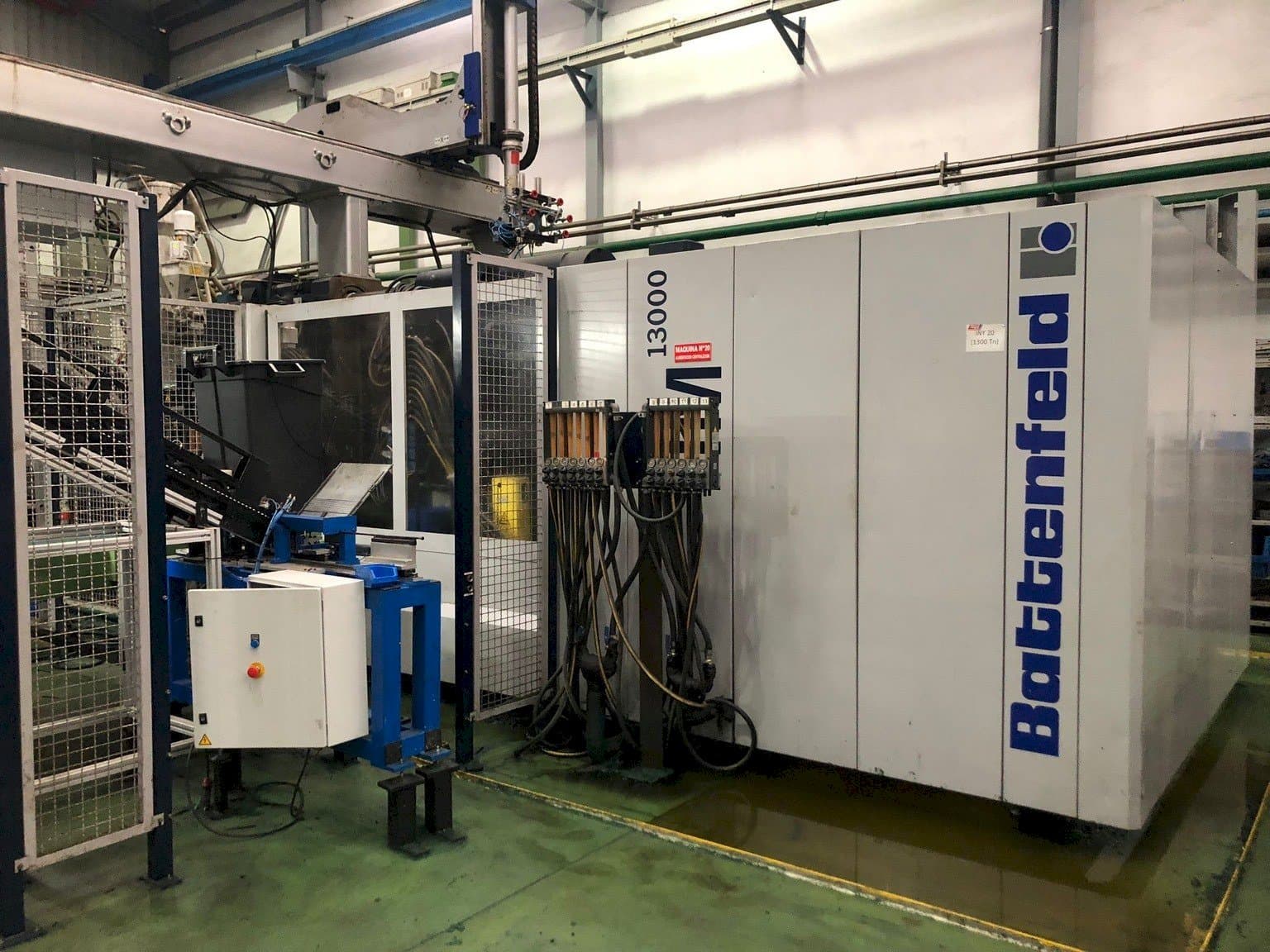 Čelní pohled na Battenfeld HM 13000 stroj