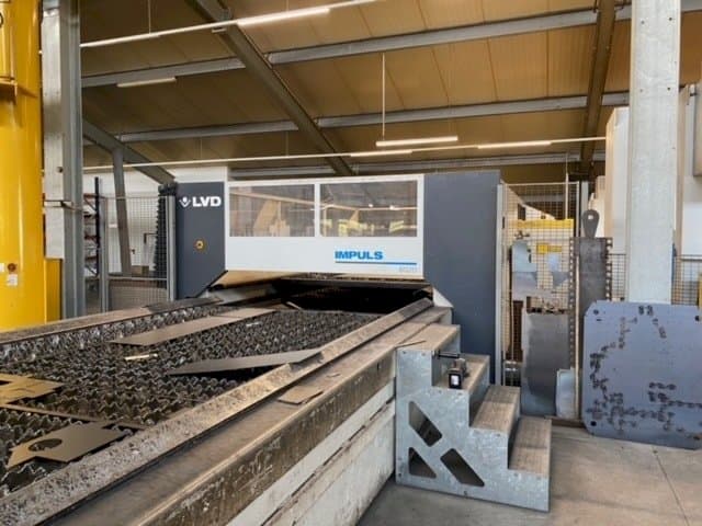 Čelní pohled na LVD Impuls 6020 stroj