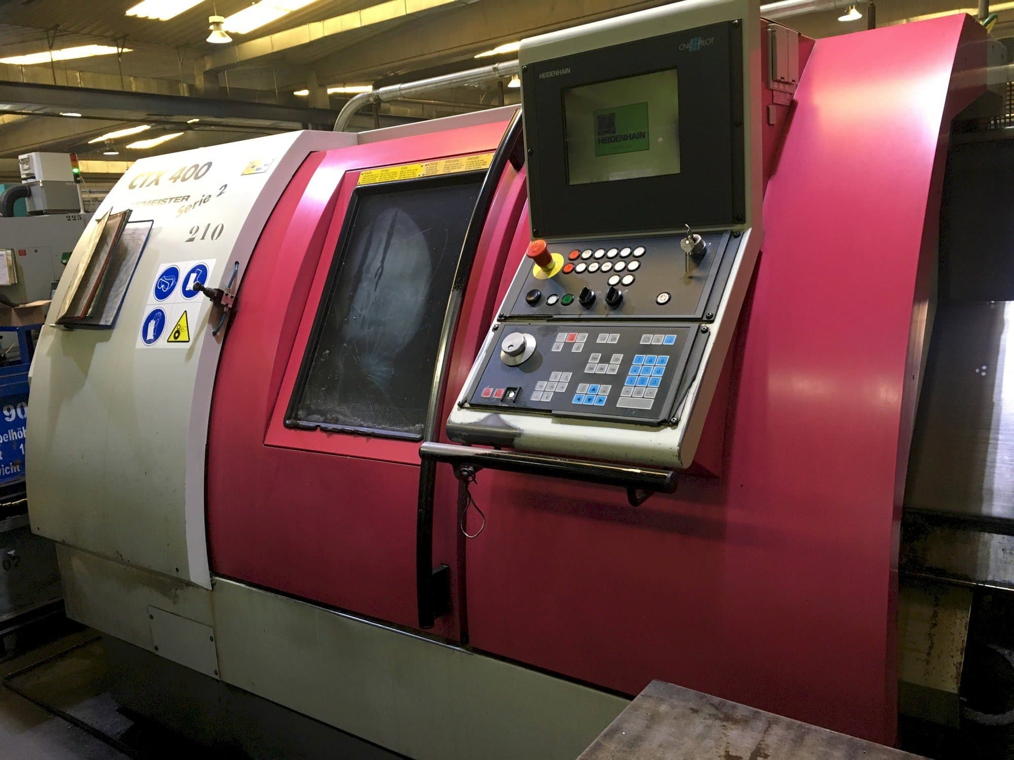 Čelní pohled na Gildemeister CTX-400 S2 stroj