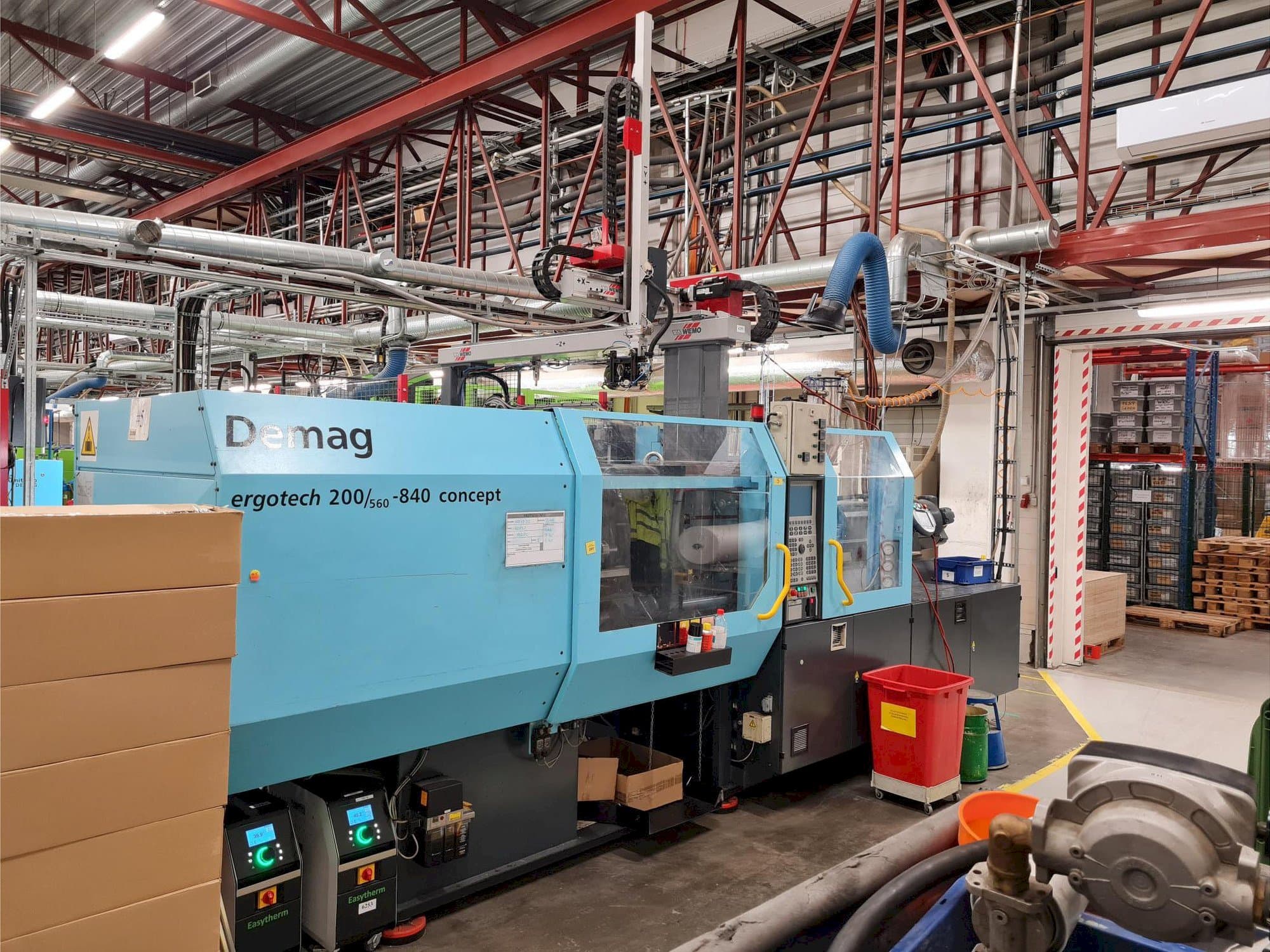 Čelní pohled na DEMAG Ergotech 200/560-840 concept stroj