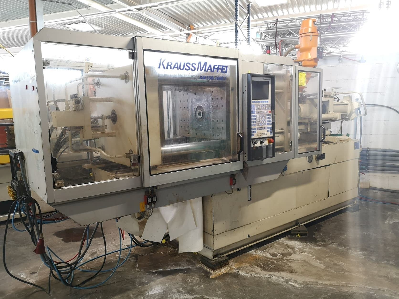 Čelní pohled na Krauss Maffei 150-700 C1 stroj