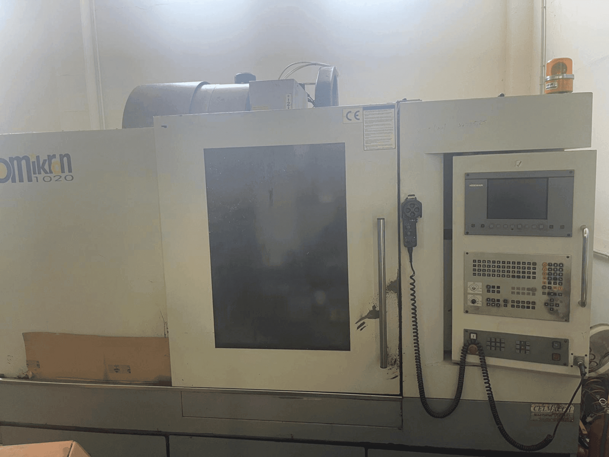 Čelní pohled na HARTFORD Omikron VMC-1020 A stroj