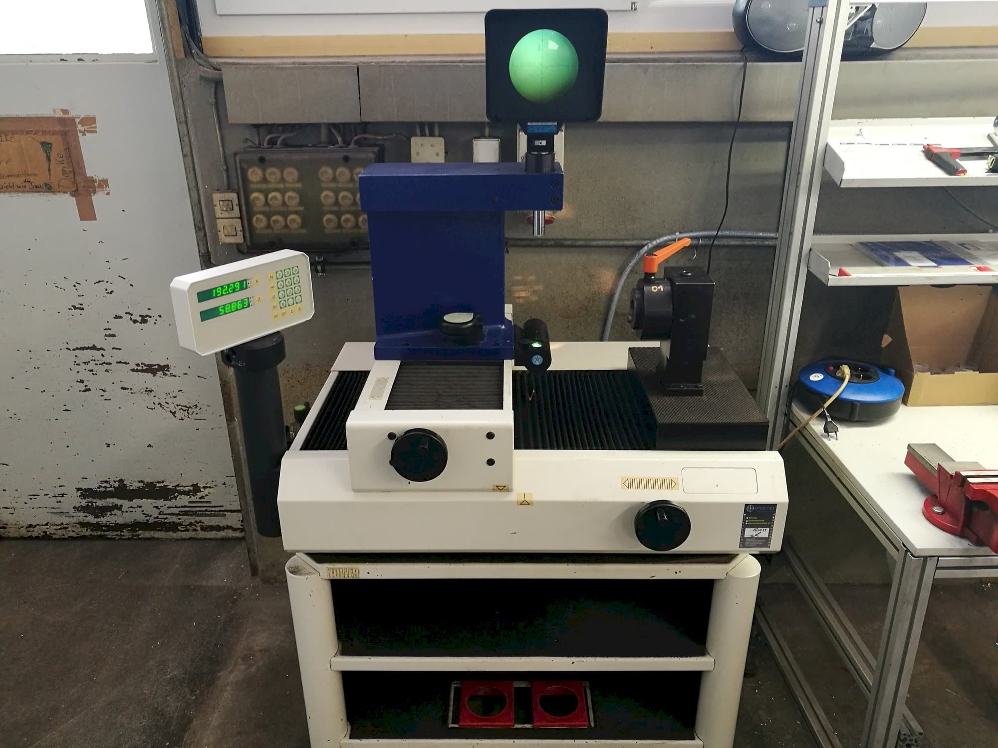 Čelní pohled na Zoller H420 stroj