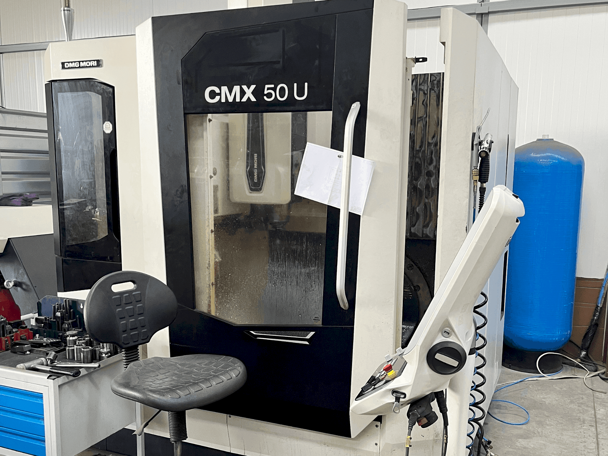 Čelní pohled na DMG MORI CMX 50 U stroj