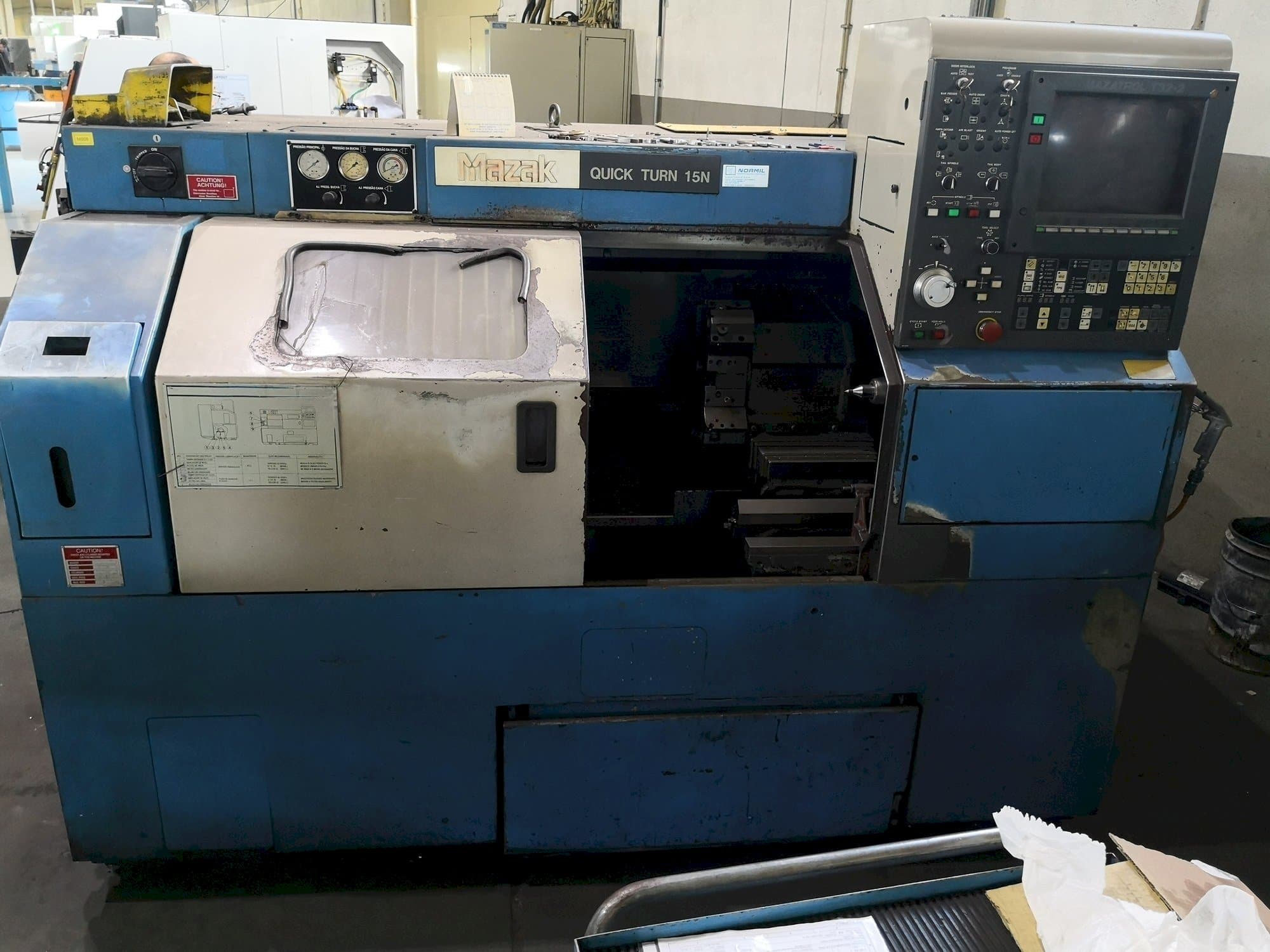 Čelní pohled  na Mazak Quick Turn 15N  stroj