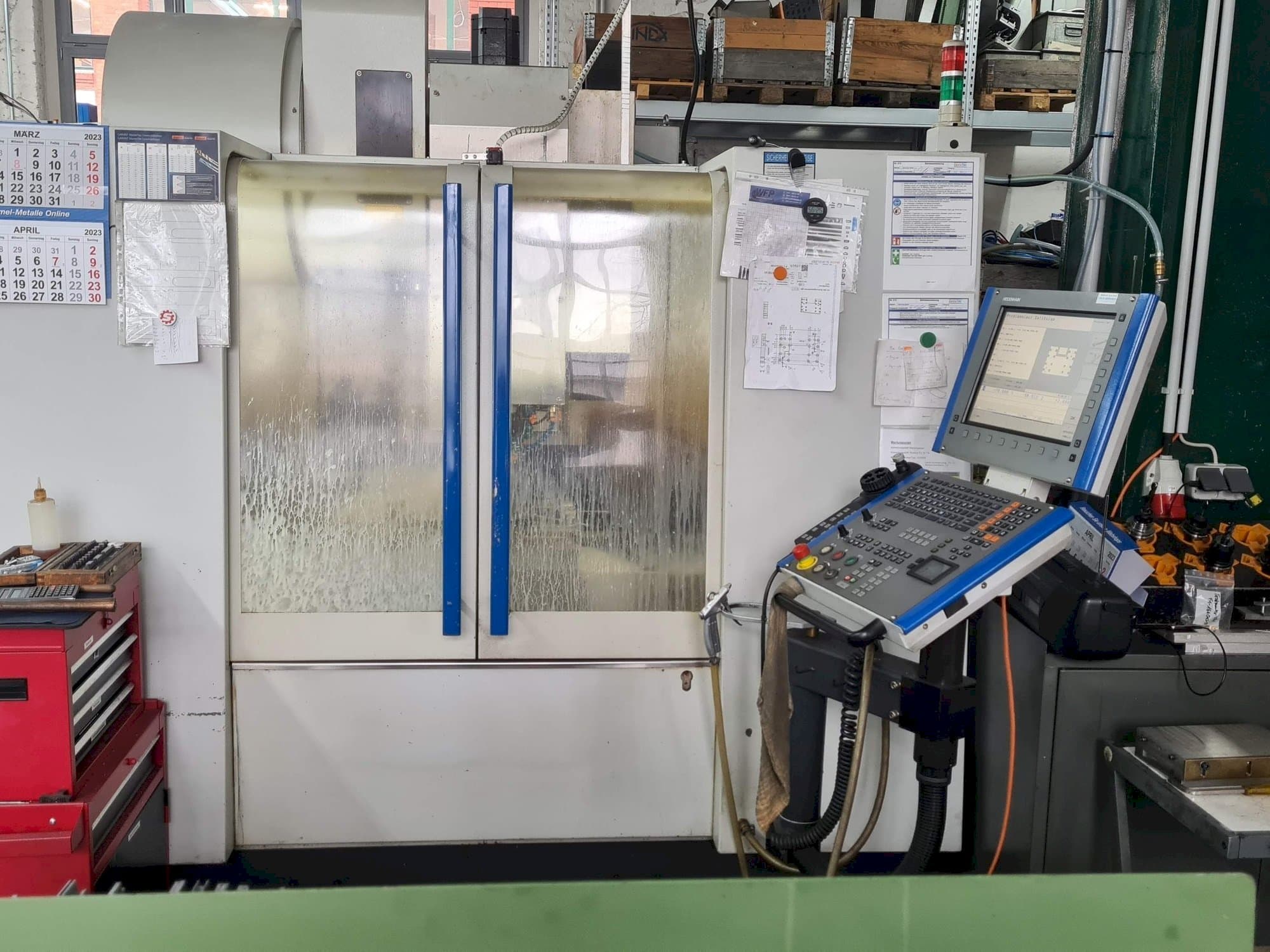 Čelní pohled na MIKRON VCE600 Pro stroj