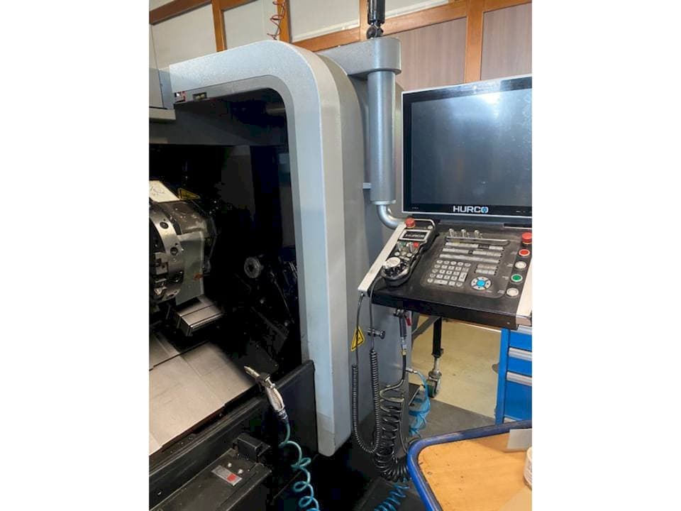 Čelní pohled na Hurco TM8i stroj