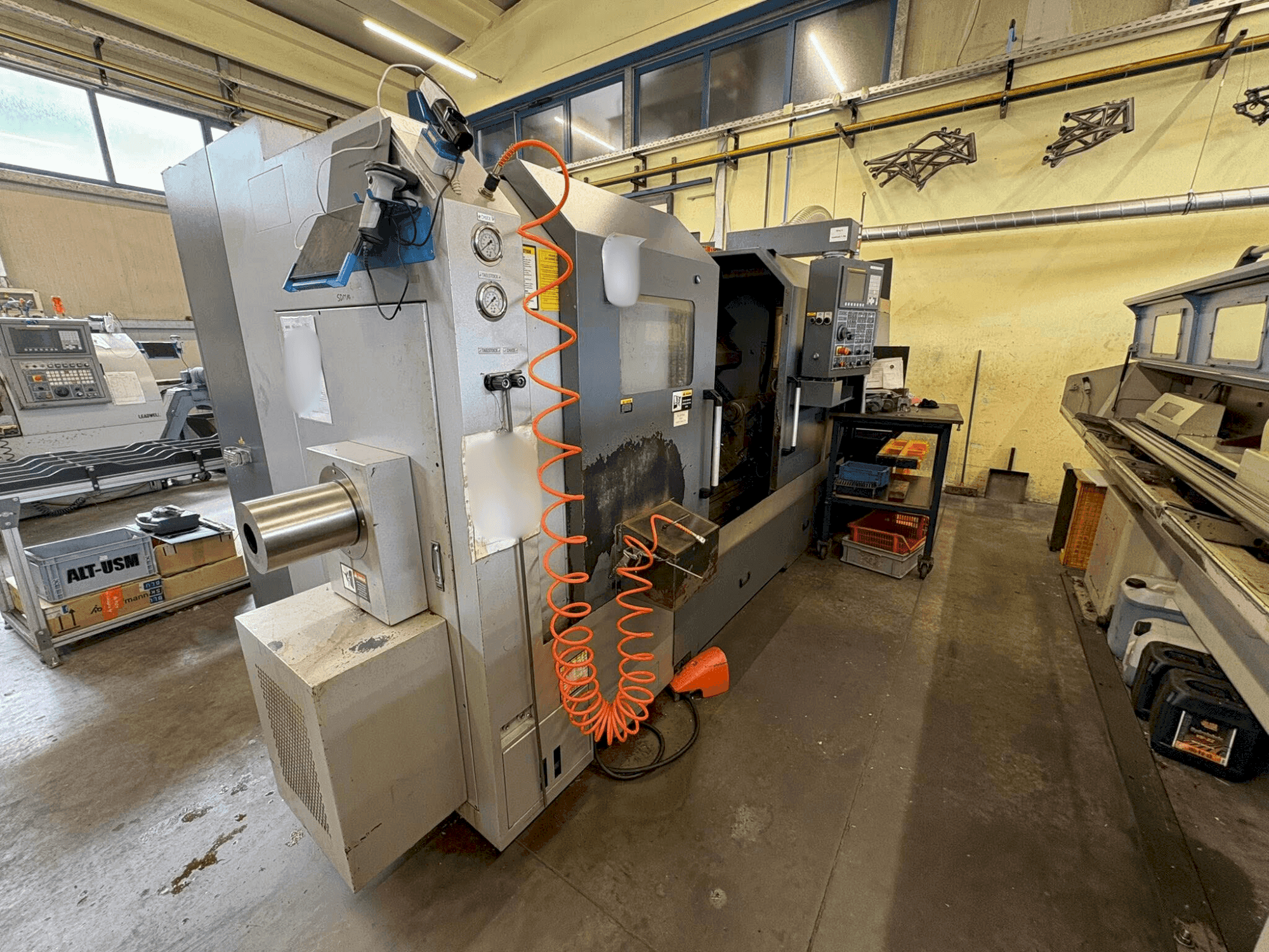 Čelní pohled na Leadwell T7-M stroj