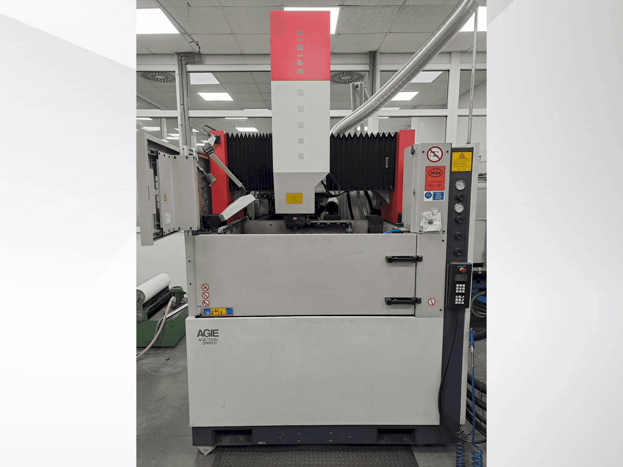 Čelní pohled  na AGIE AGIETRON SPIRIT 4  stroj