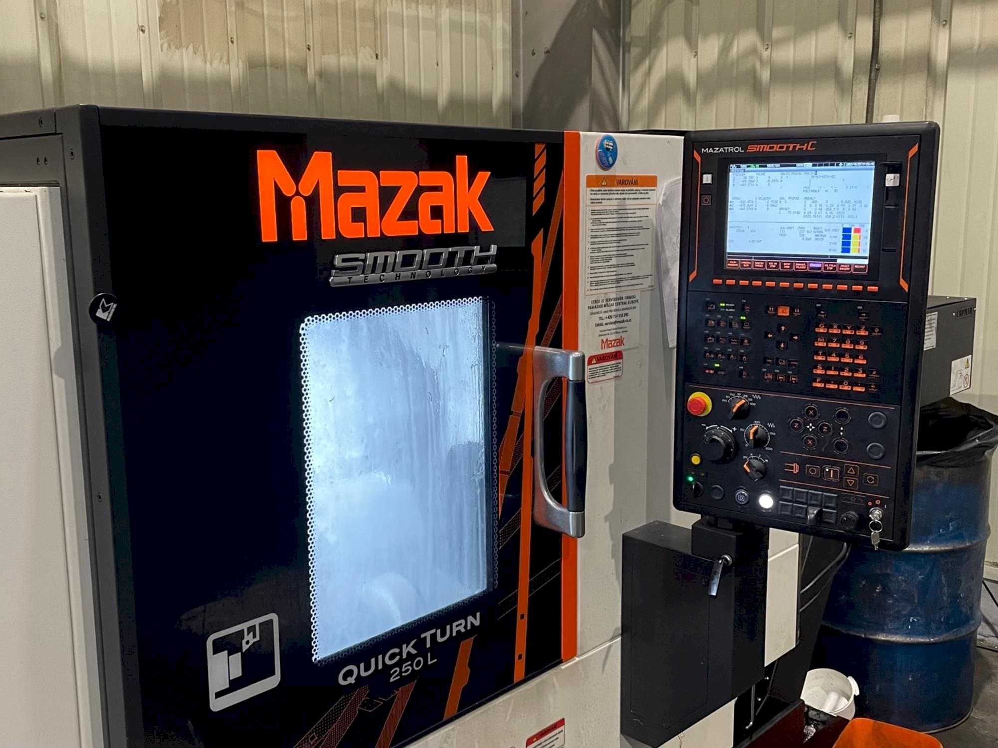 Čelní pohled na Mazak Quick Turn 250 L stroj
