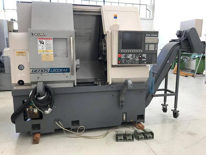 Čelní pohled  na Okuma Genos L200E-MY  stroj