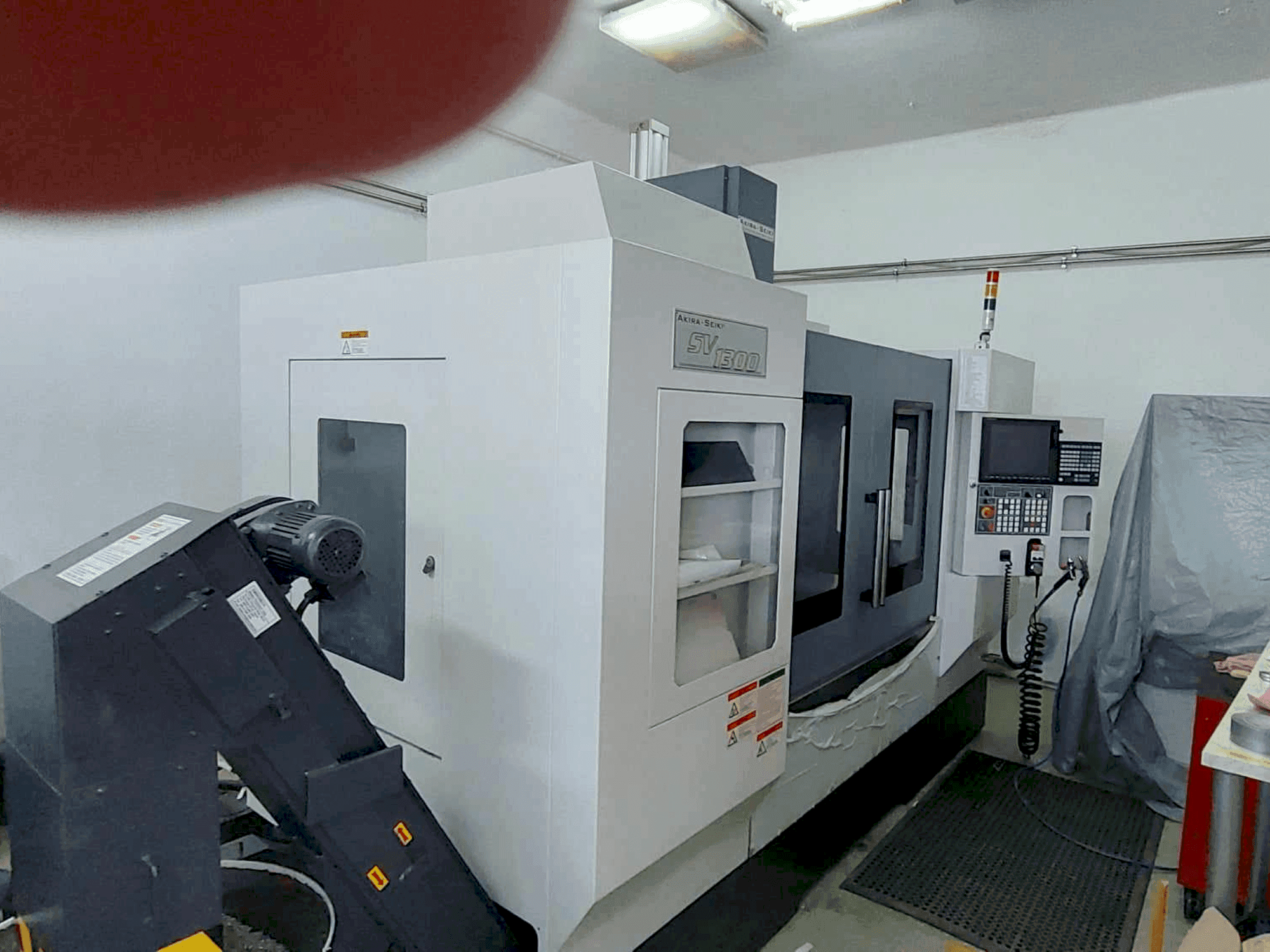 Čelní pohled na Akira Seiki SVI300 stroj