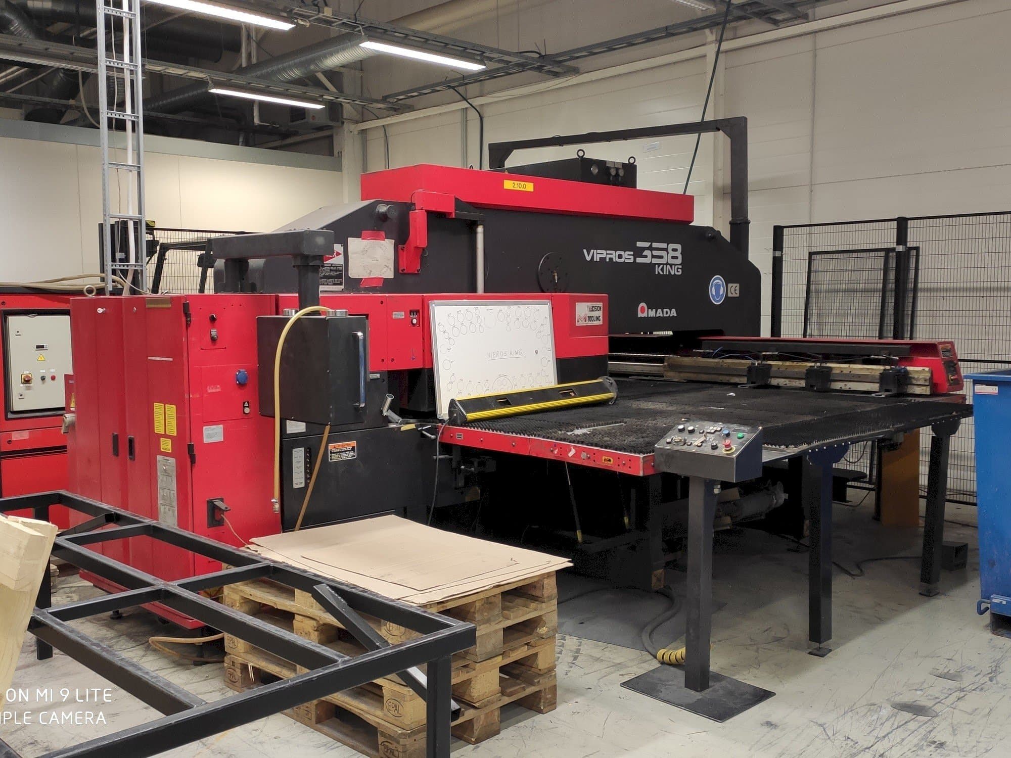 Čelní pohled na AMADA Vipros 358 King FS18 PC EMC stroj