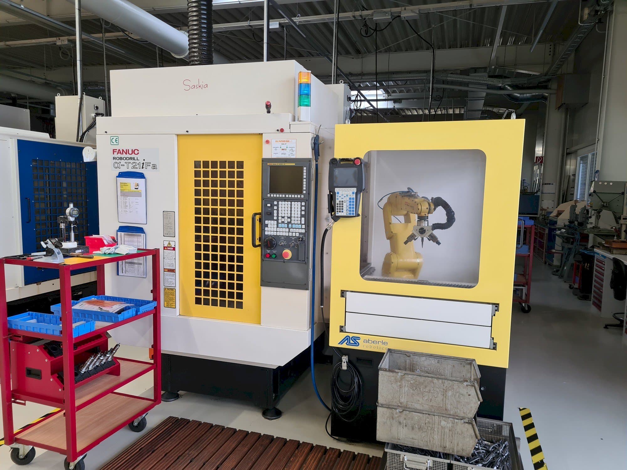 Čelní pohled na FANUC Robodrill ALPHA T21iFA stroj