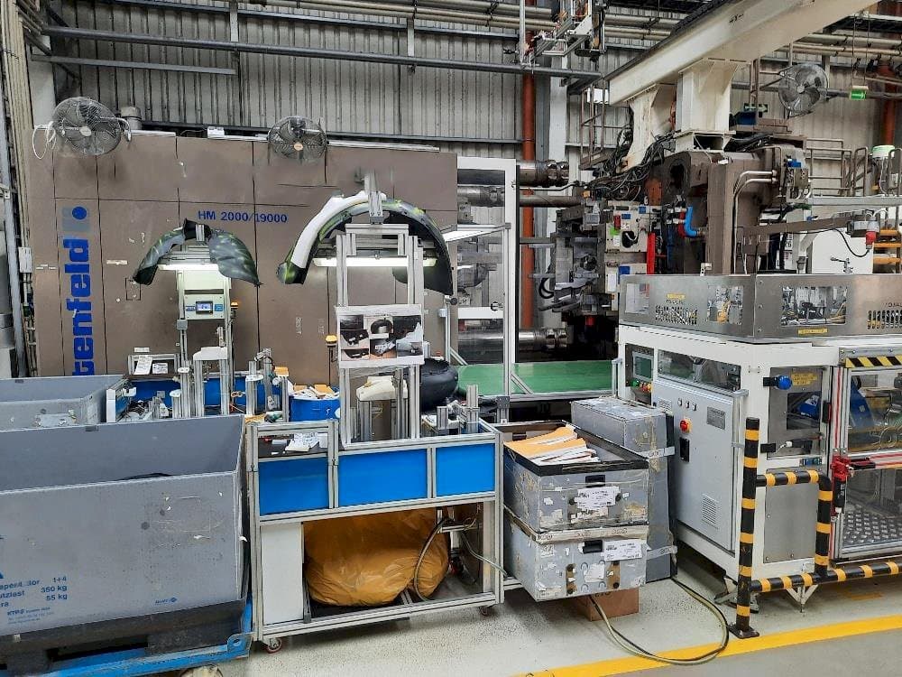 Čelní pohled na Battenfeld HM2000/19000 stroj