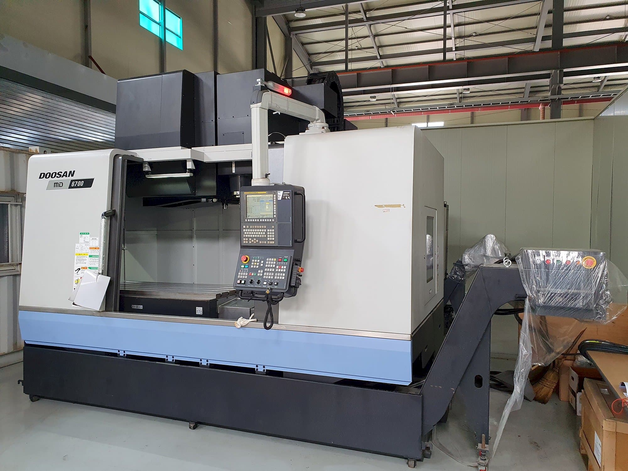 Čelní pohled na Doosan MD6700 stroj