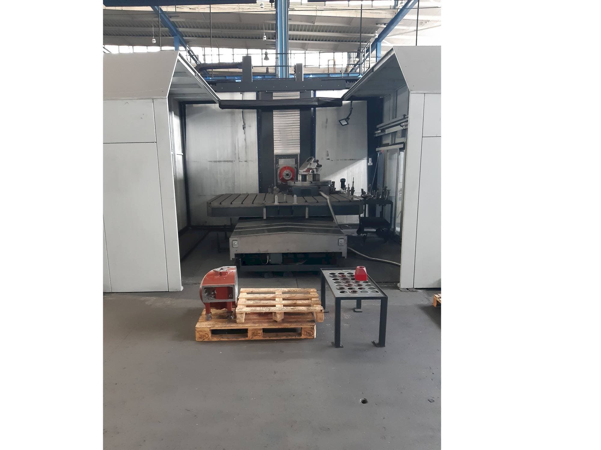 Čelní pohled na Tos KURZIM FOQ 80 stroj