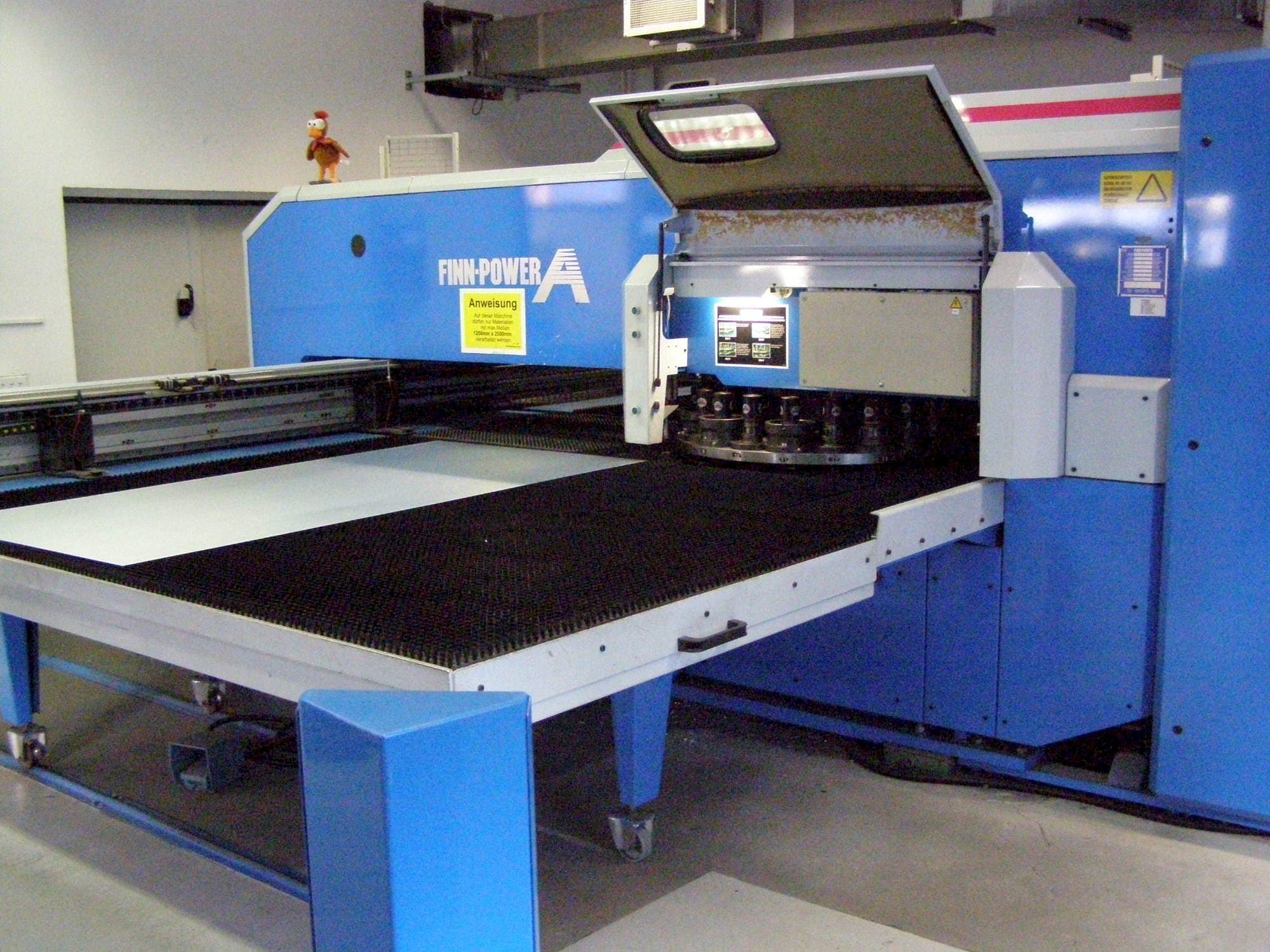 Čelní pohled na Finn-Power A5 – 25 SBV stroj