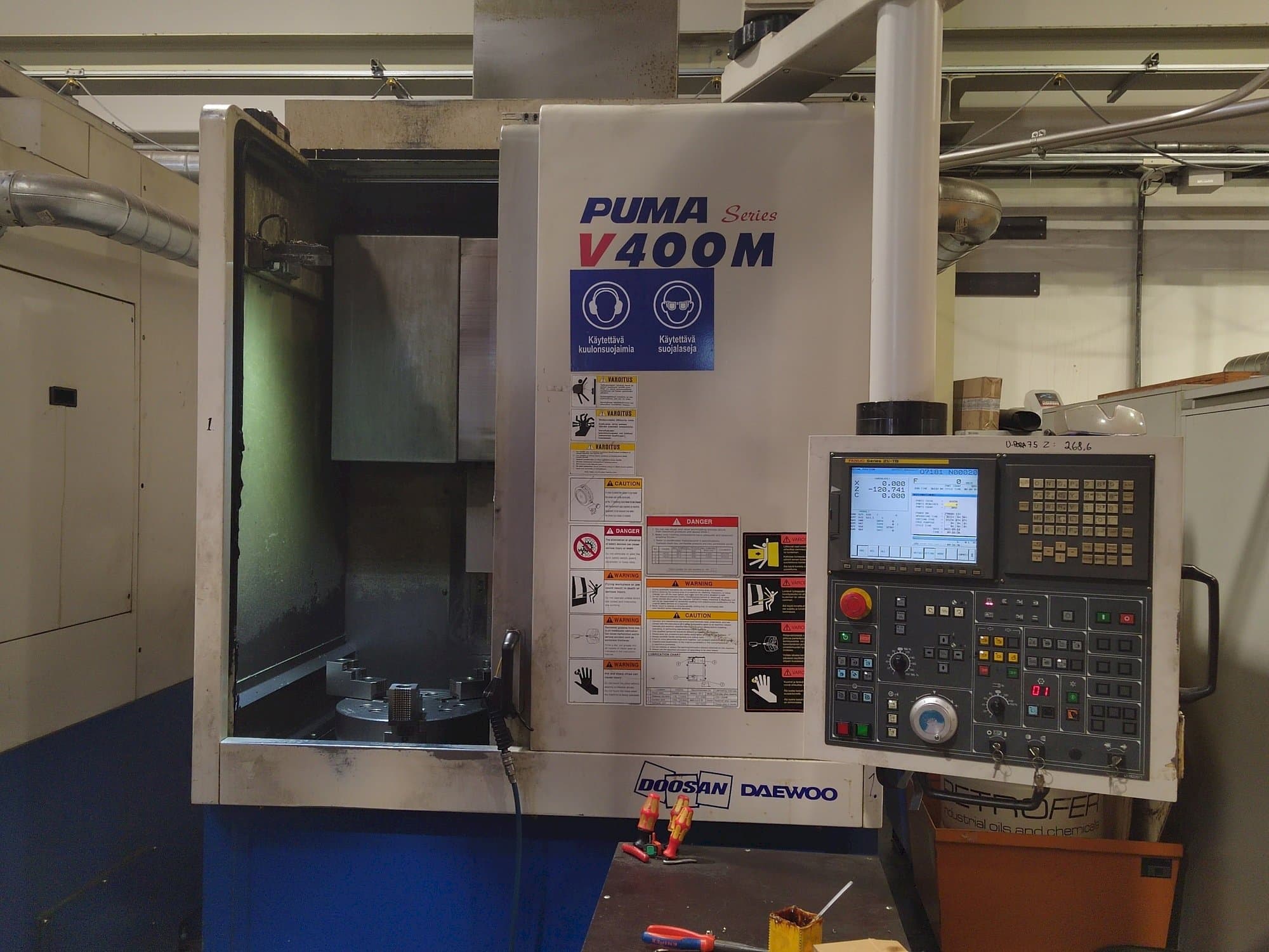 Čelní pohled na Doosan Puma V400M stroj