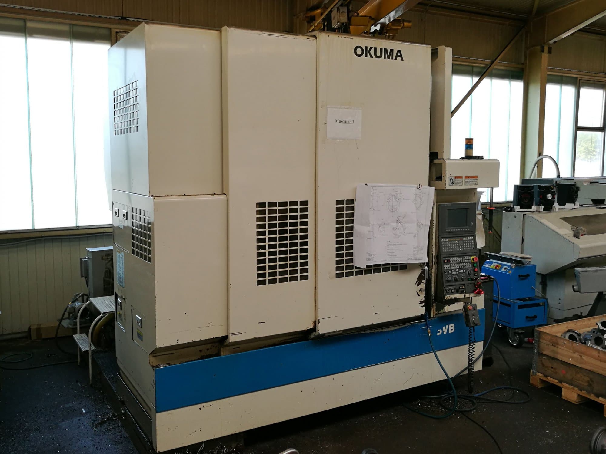 Čelní pohled na Okuma MX55 VB stroj