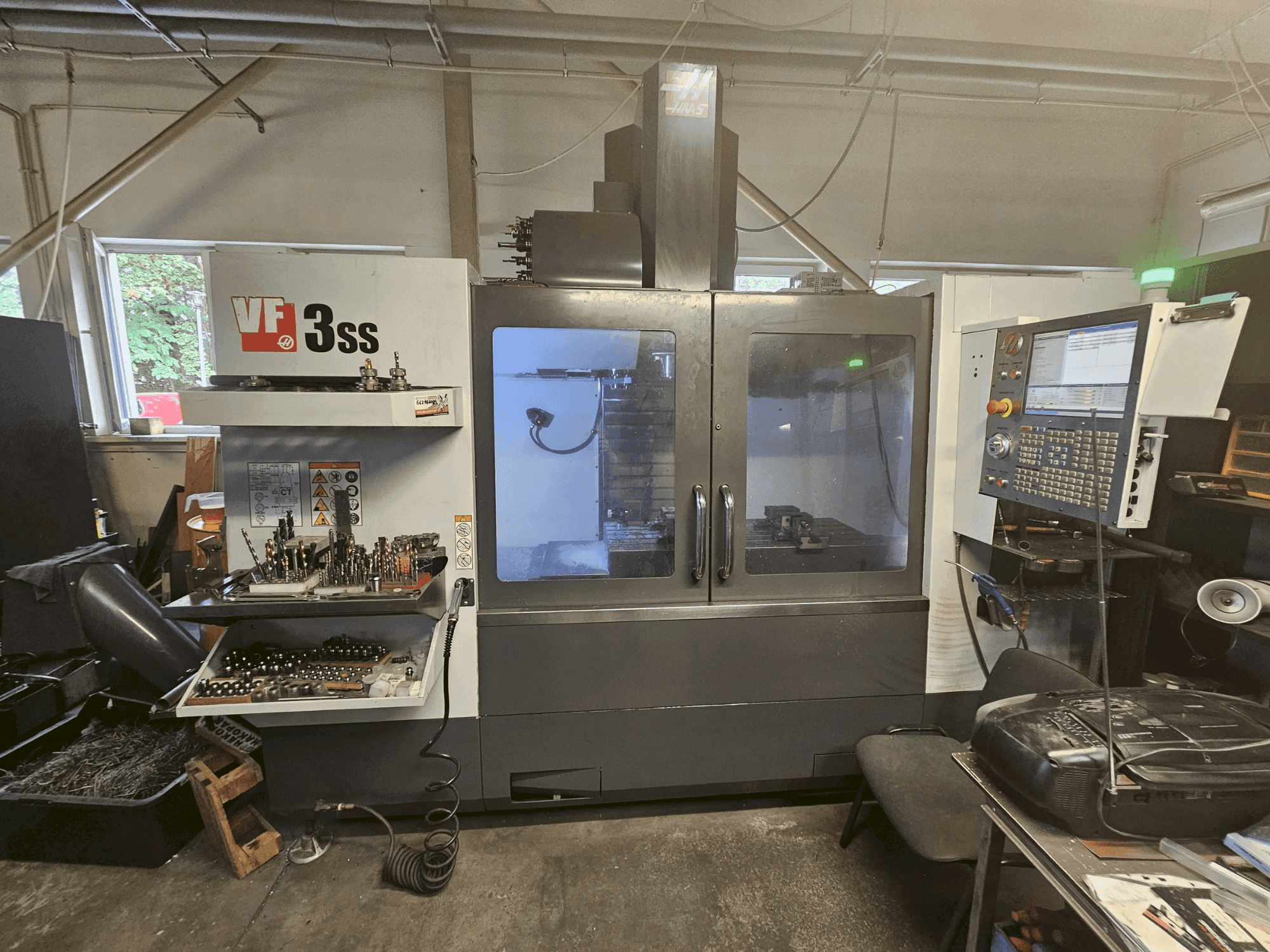 Čelní pohled na HAAS HAAS VF-3SS stroj