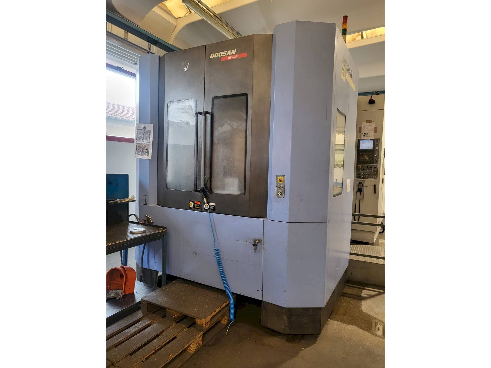 Čelní pohled na Doosan HP 6300 stroj