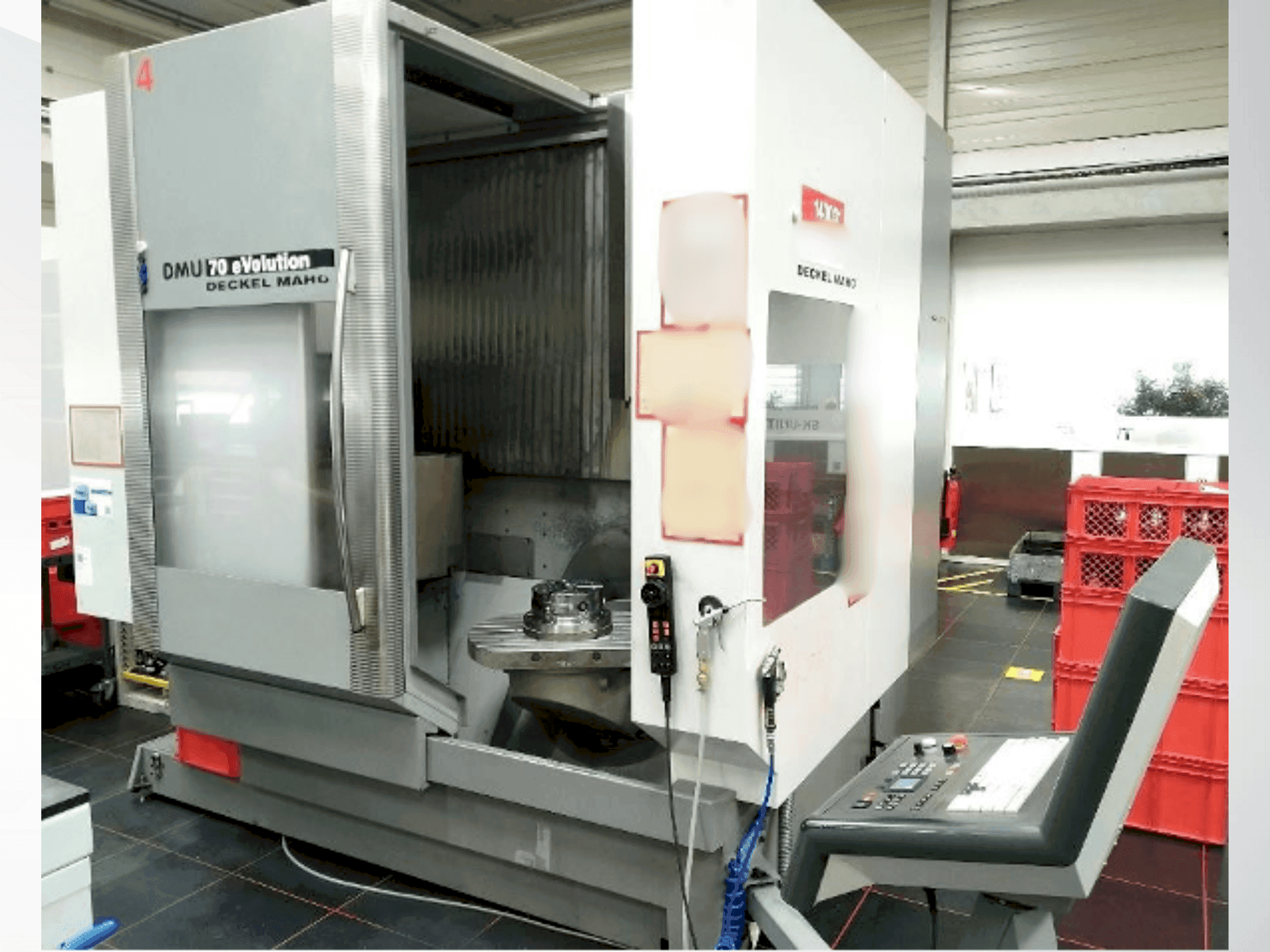 Čelní pohled na DECKEL DMU 70 eVolution stroj