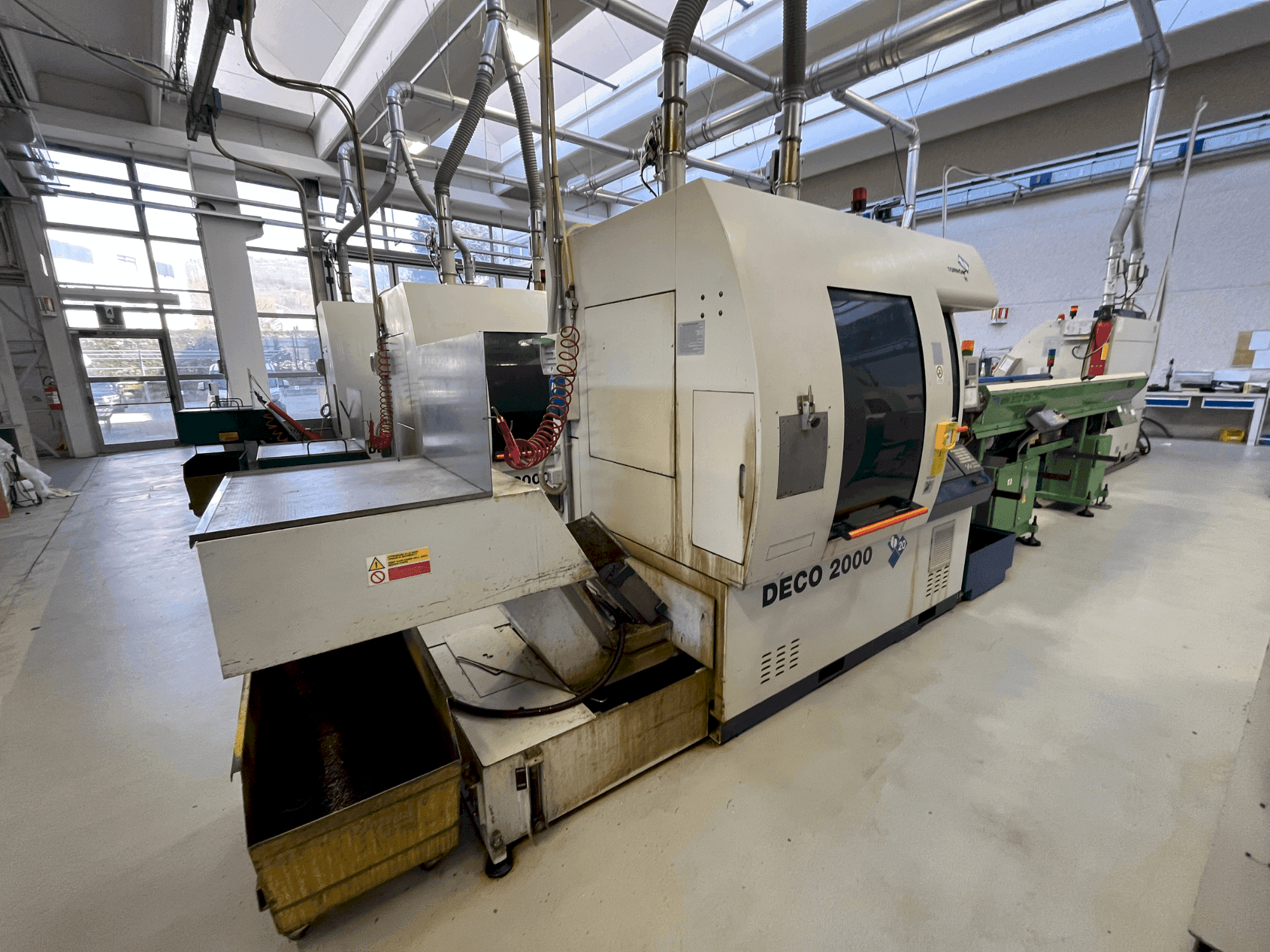 Čelní pohled na TORNOS DECO 2000/20 stroj