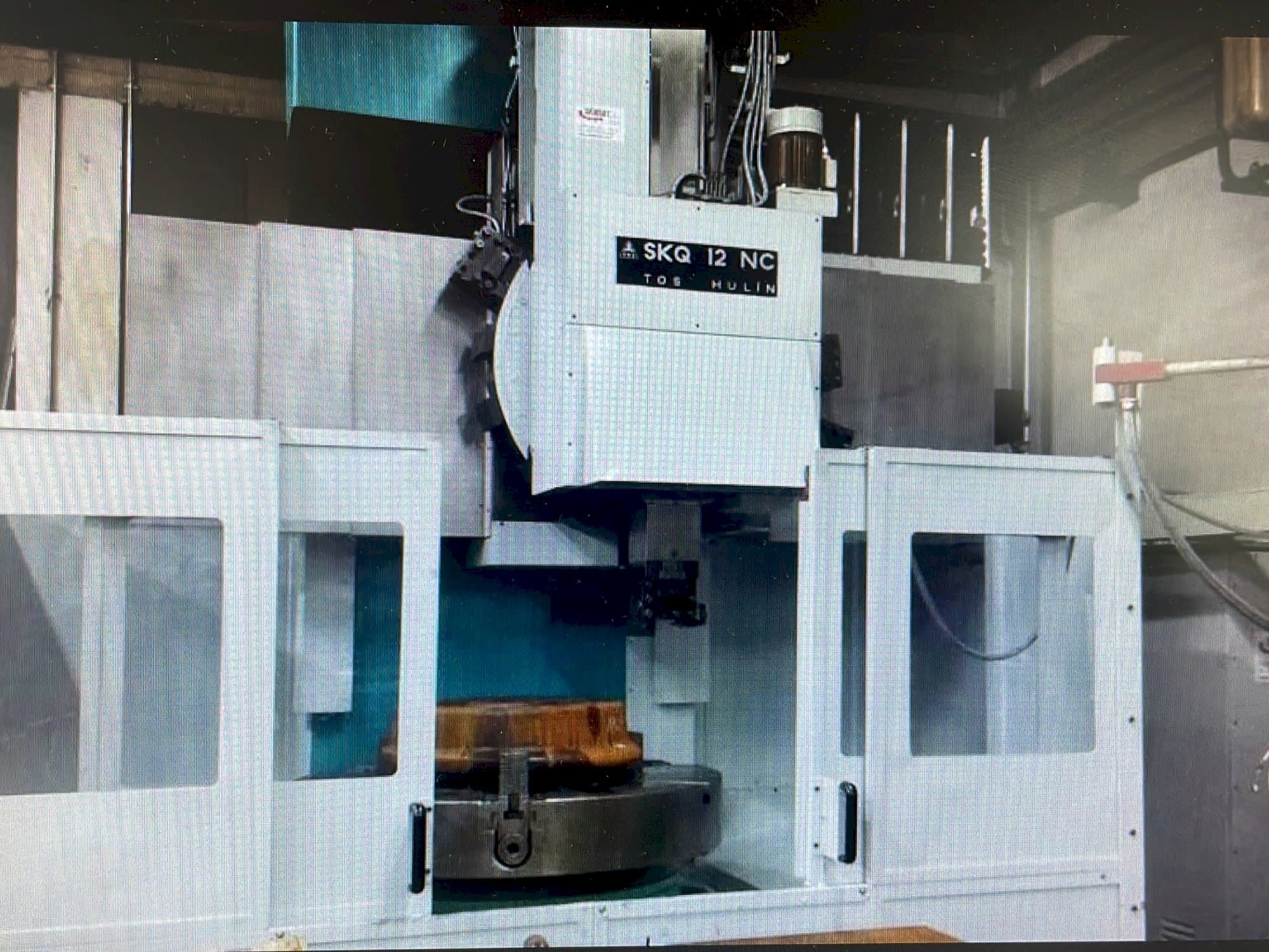 Čelní pohled  na TOS SKQ 12 NC  stroj