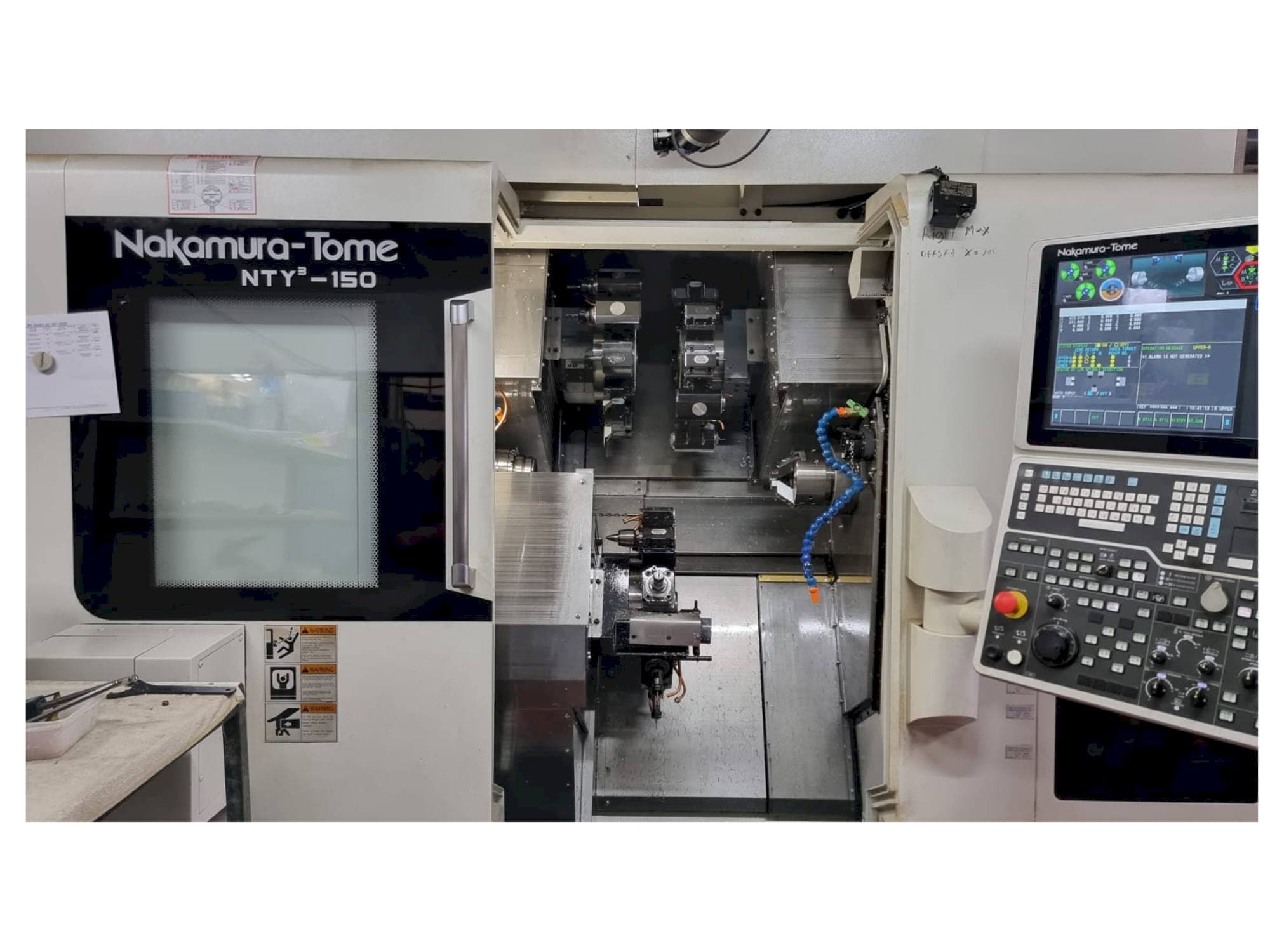 Čelní pohled na NAKAMURA-TOME NTY3-150 stroj