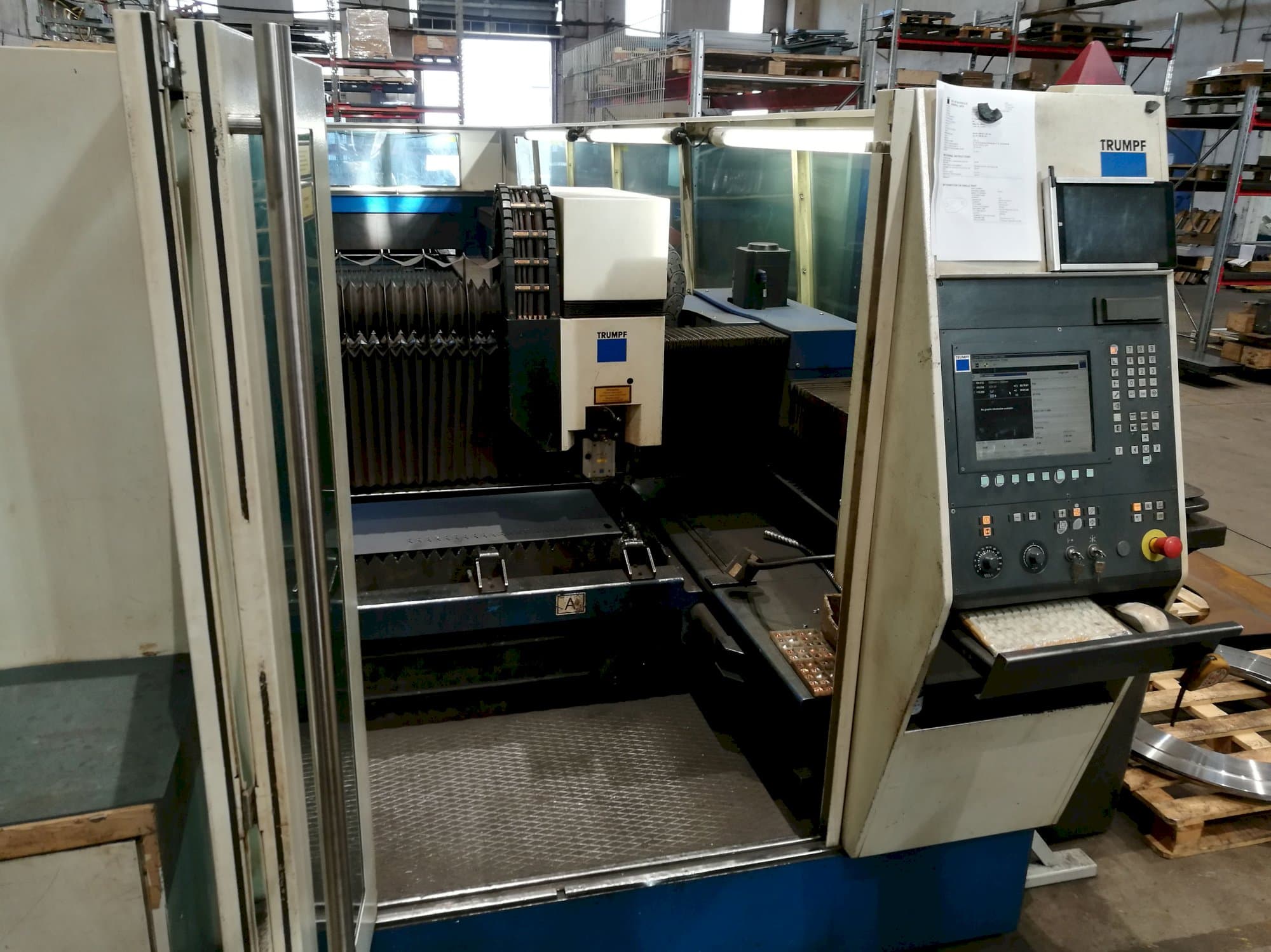 Čelní pohled  na Trumpf TruLaser 5060 stroj