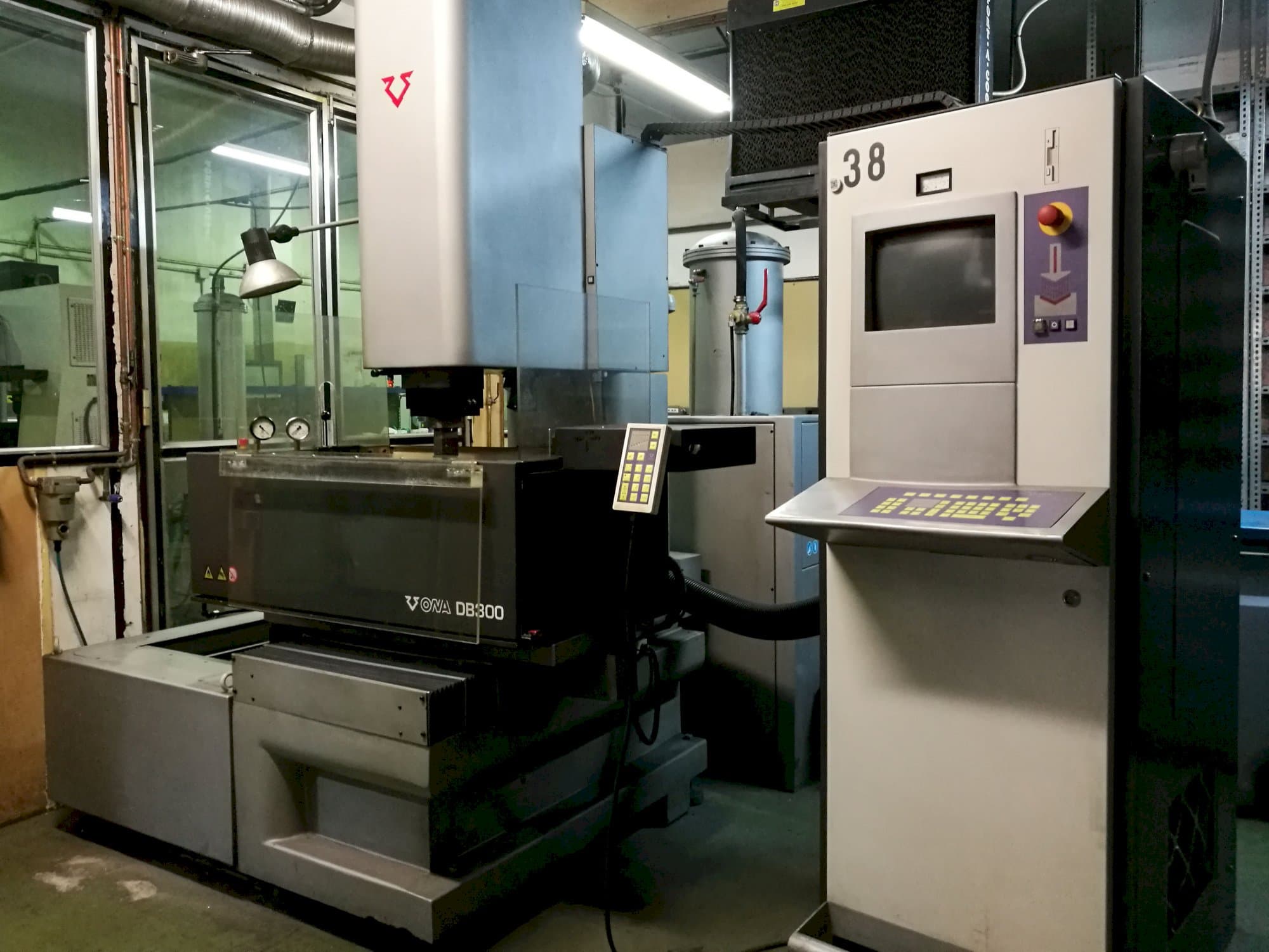 Pravý pohled na ONA DB300 stroj