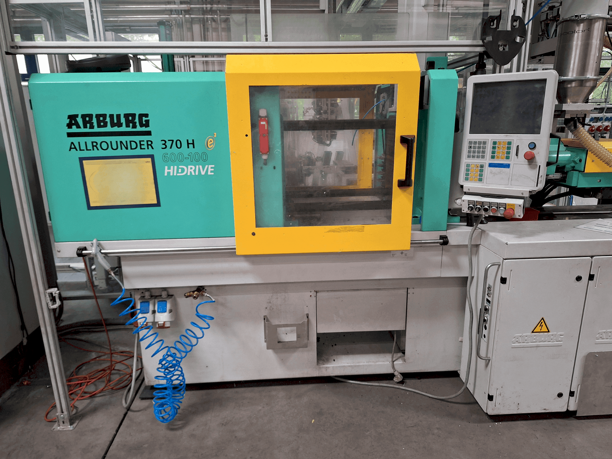 Čelní pohled na Arburg Allrounder 370 H 600-100 stroj