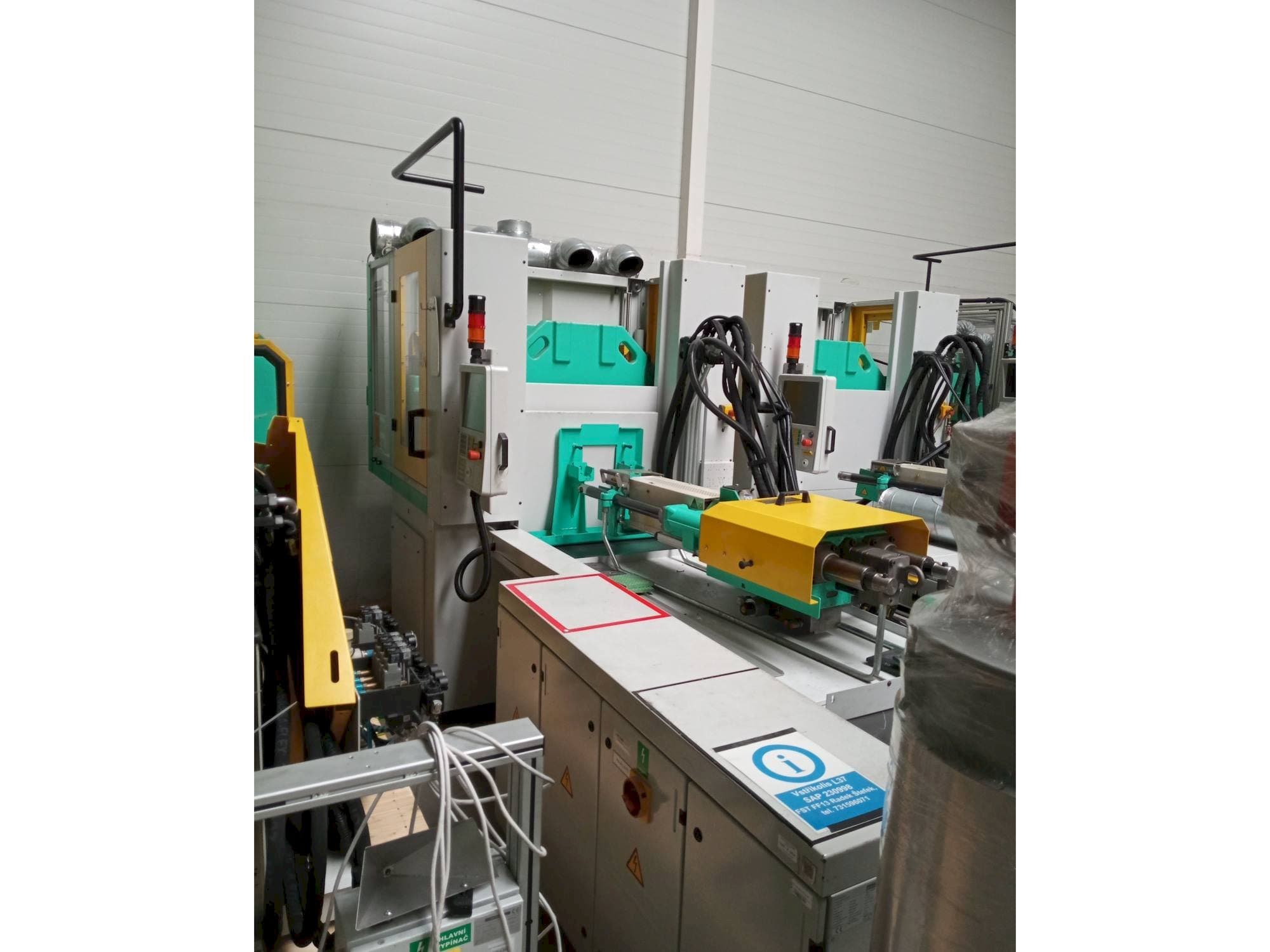 Čelní pohled na Arburg Allrounder 1200T-800-170 stroj