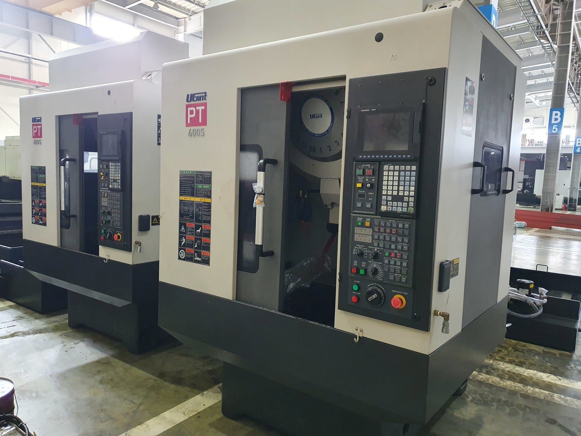Čelní pohled na UGINT PT400S stroj