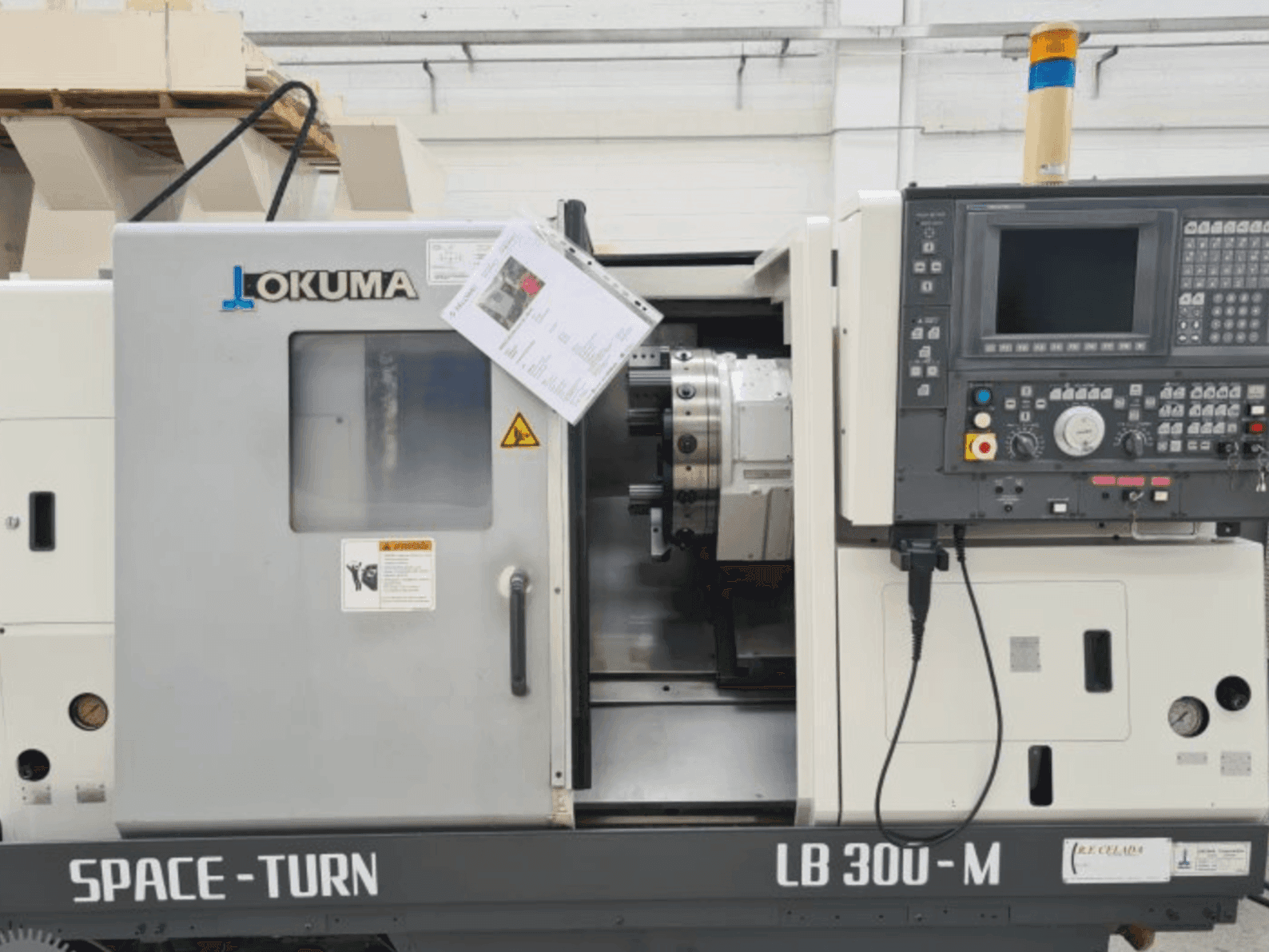 Čelní pohled na Okuma LB 300 stroj