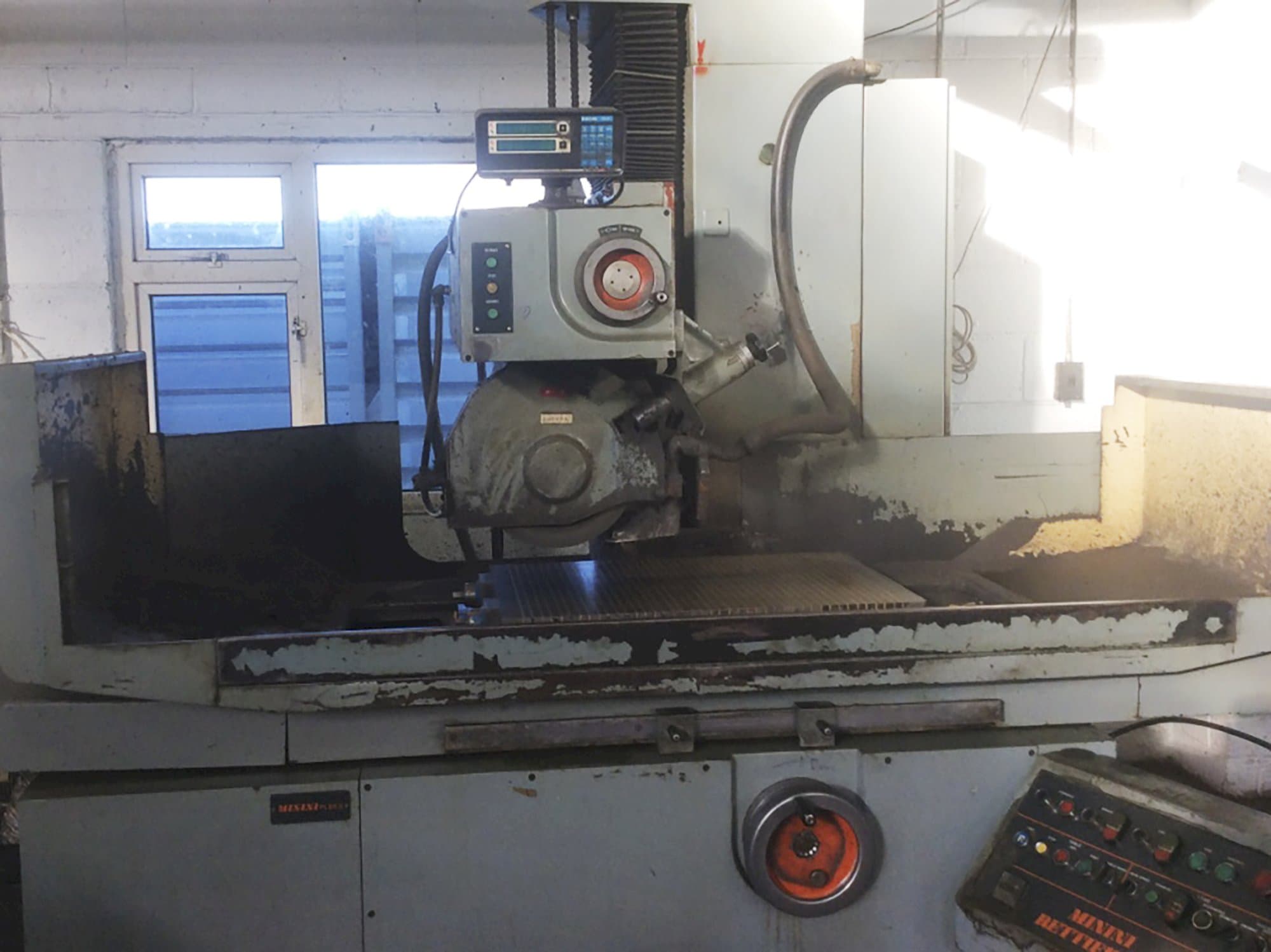 Čelní pohled na Minini PL65.8 stroj