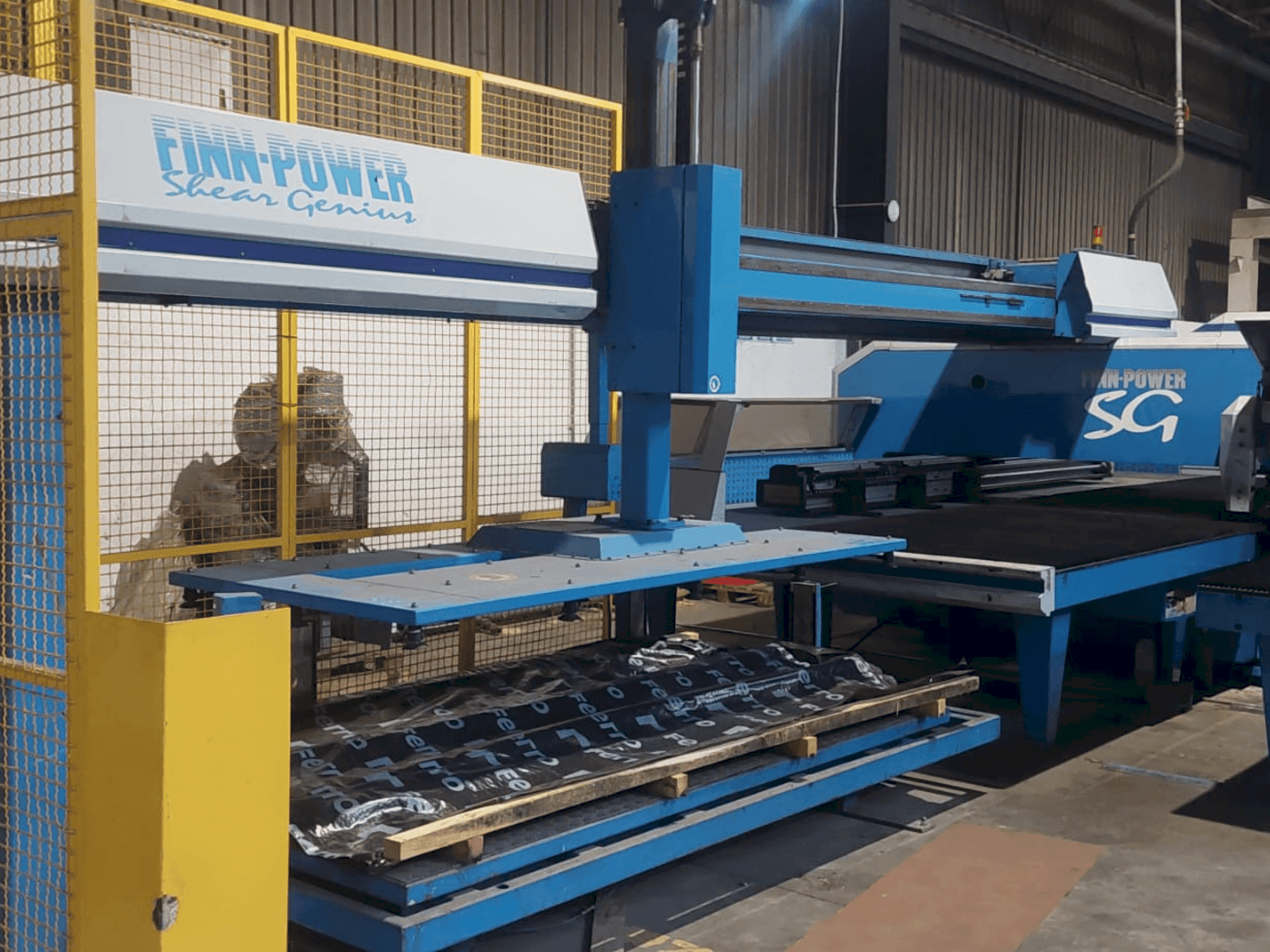 Čelní pohled na Finn-Power Shear Genius TRS 6 SBU stroj