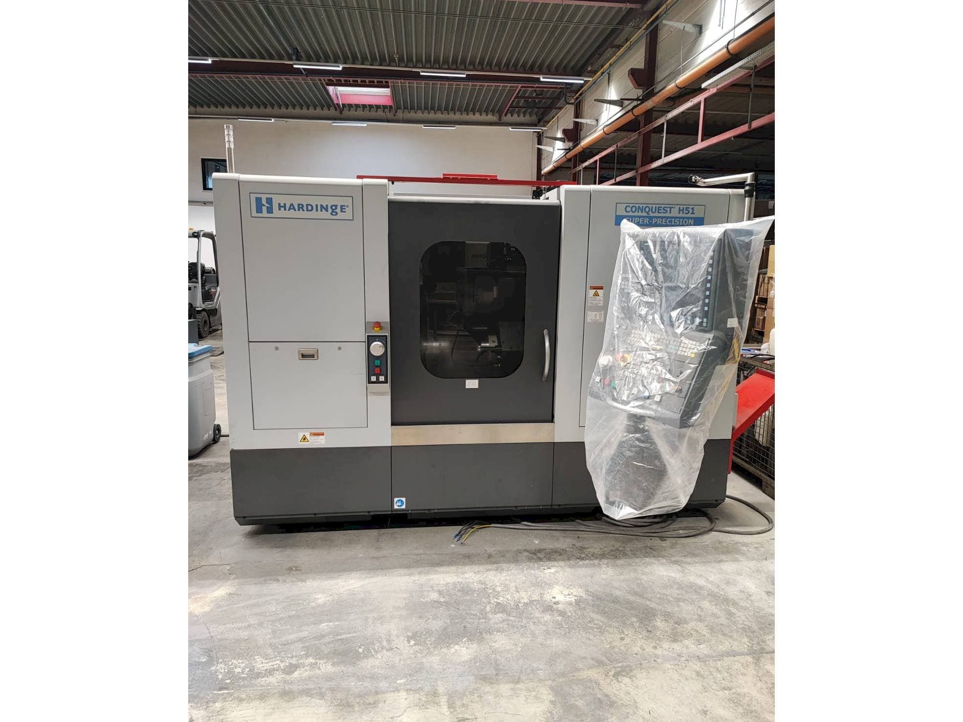 Čelní pohled na HARDINGE CONQUEST H51 stroj