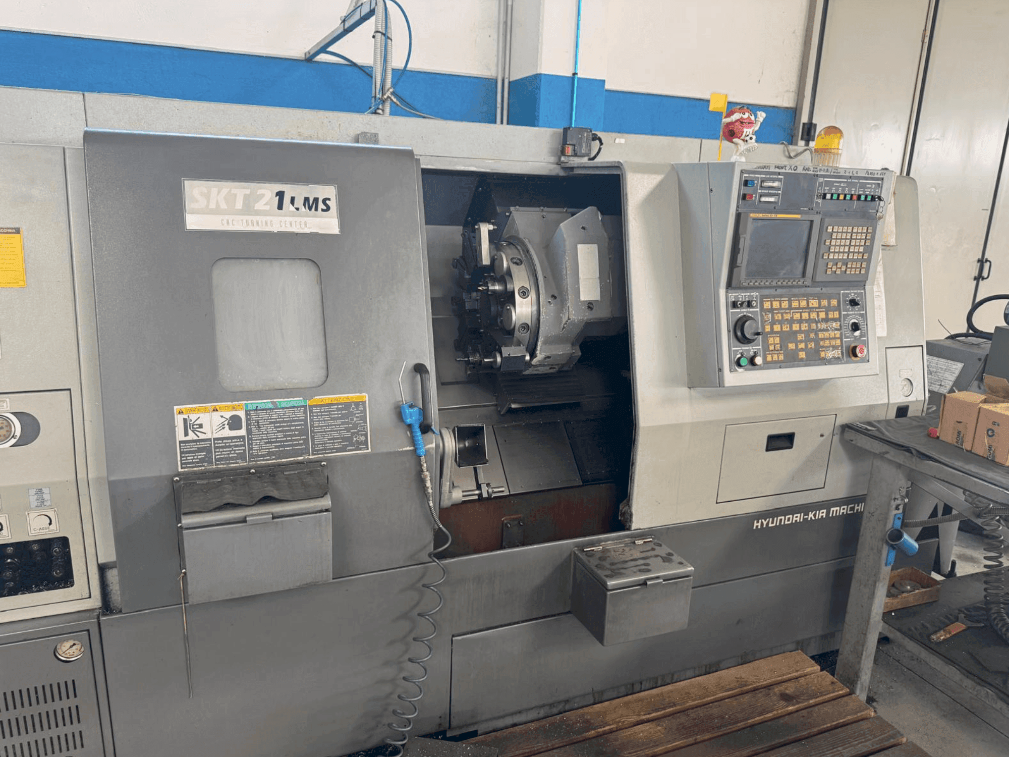 Čelní pohled na HYUNDAI KIA SKT 21 LMS stroj