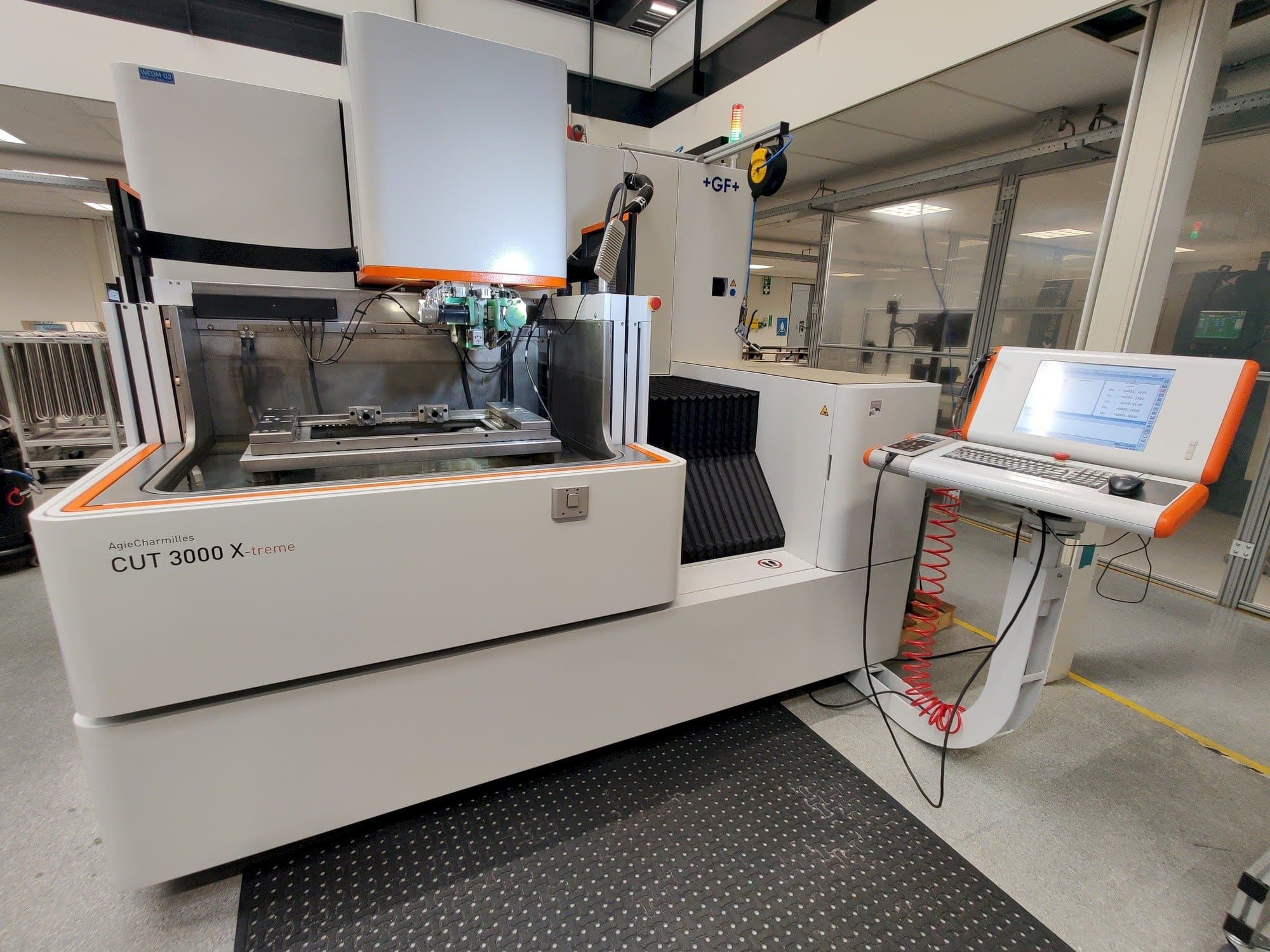 Čelní pohled na GF AgieCharmilles CUT 3000 X stroj