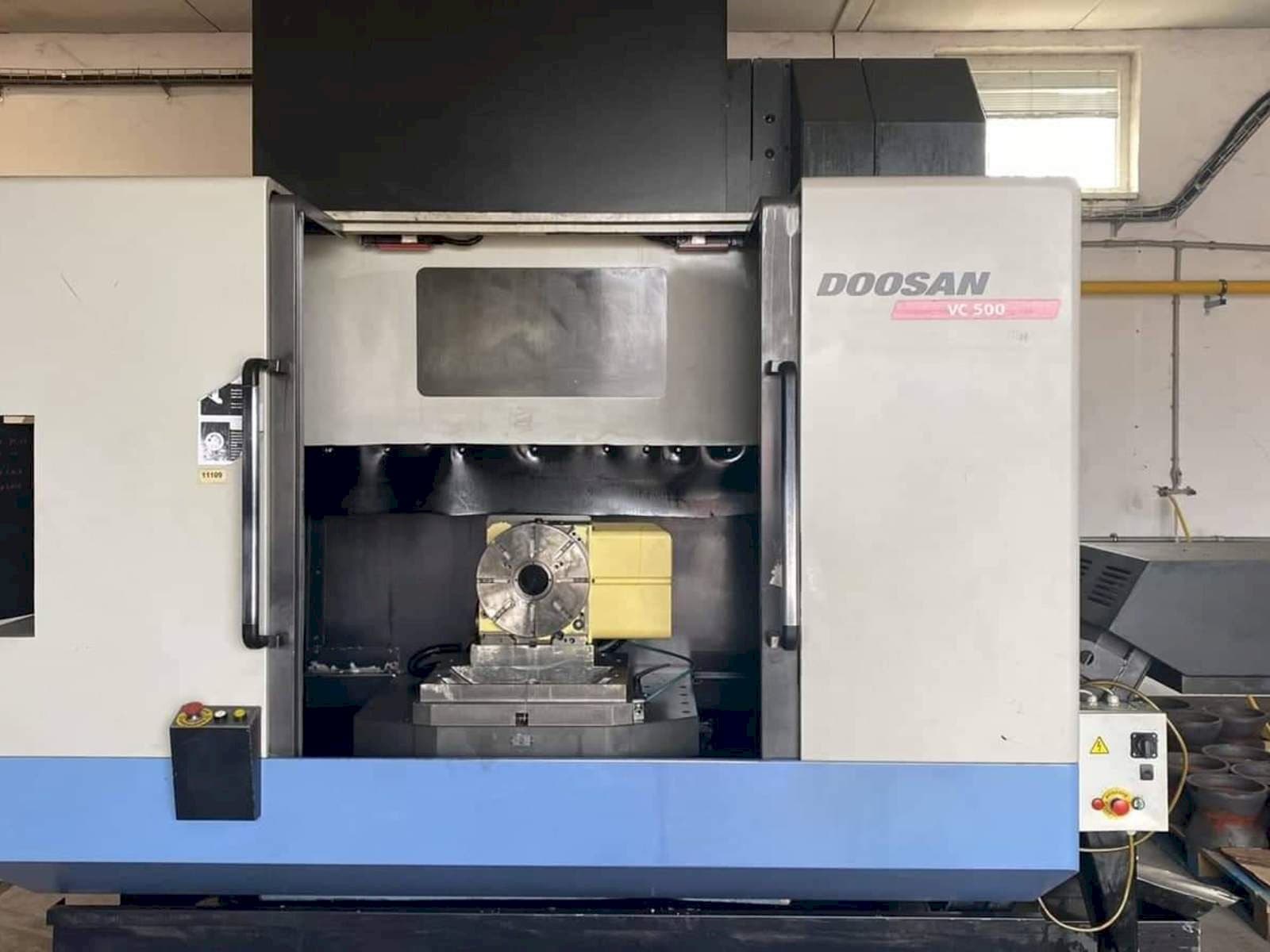 Čelní pohled na Doosan VC 500 stroj