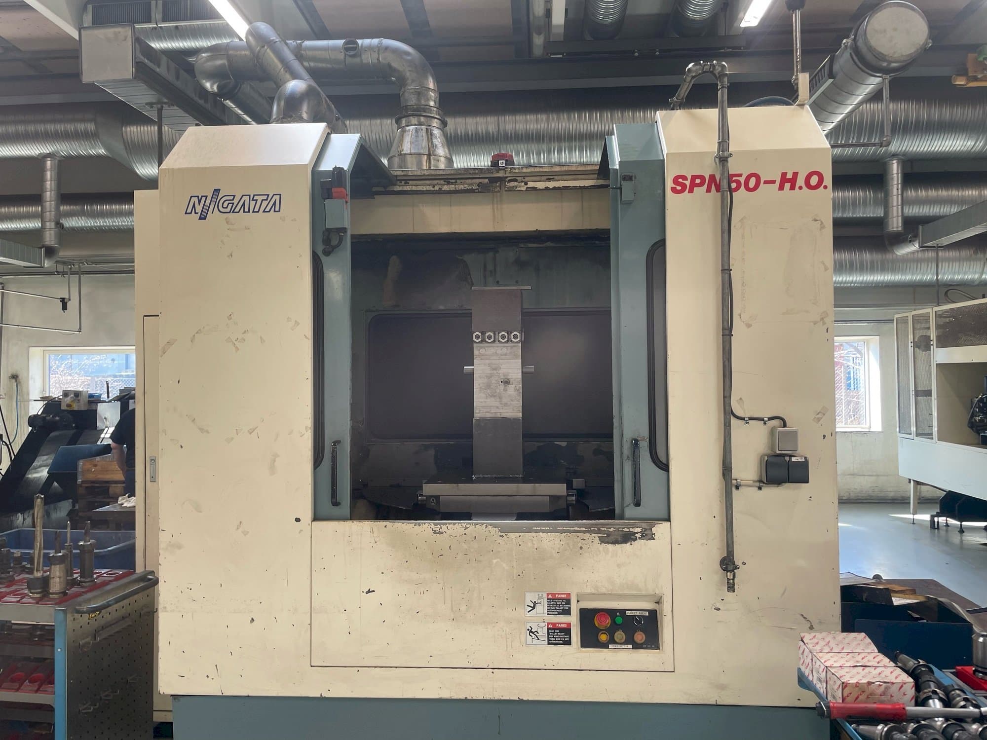 Čelní pohled na Niigata SPN 50-HO stroj