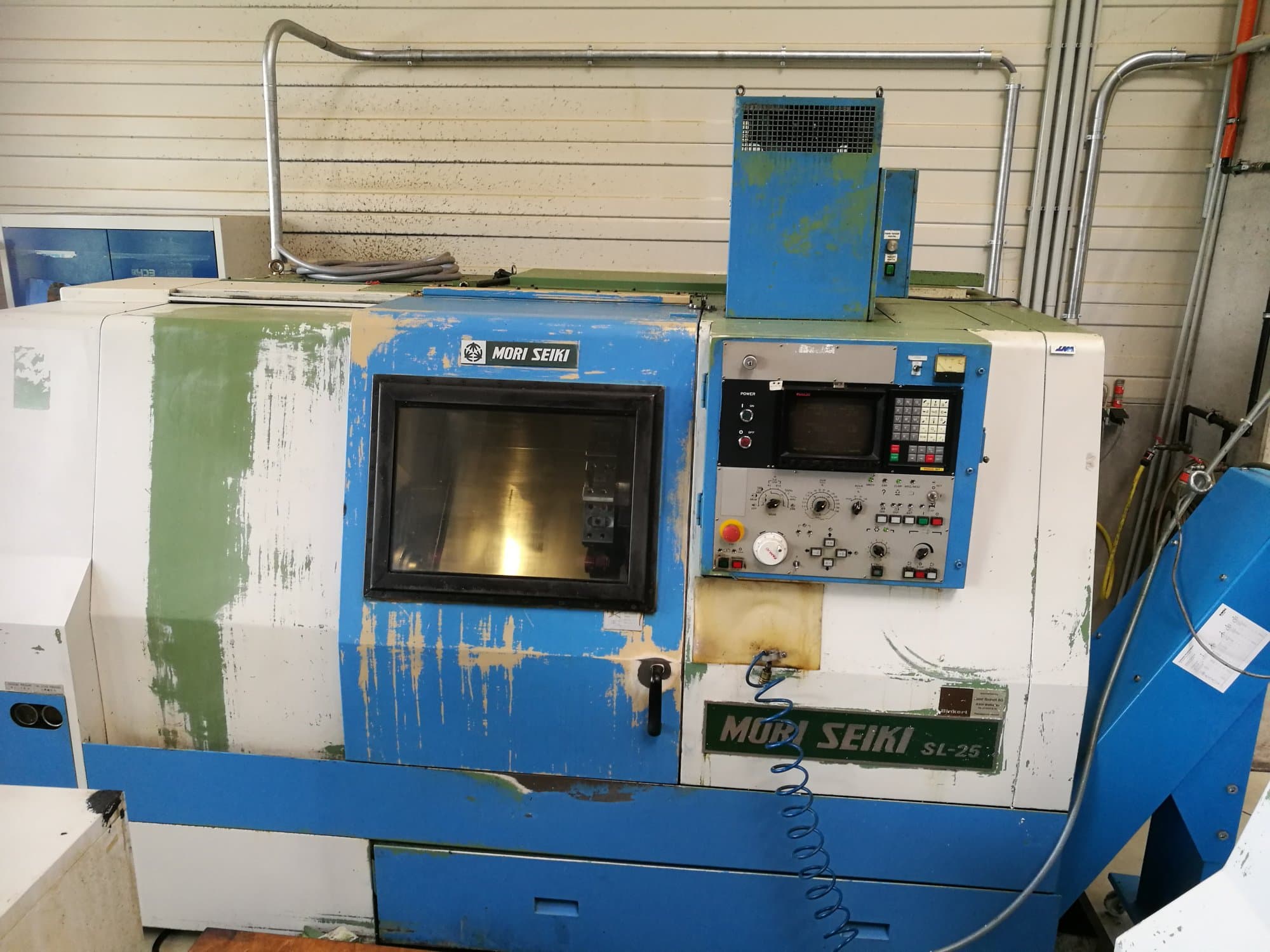 Čelní pohled na MORI SEIKI SL-25A/500 stroj