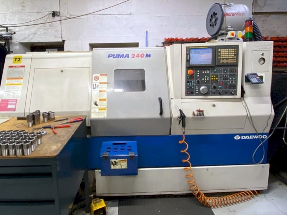 Čelní pohled na DAEWOO PUMA 240MB stroj