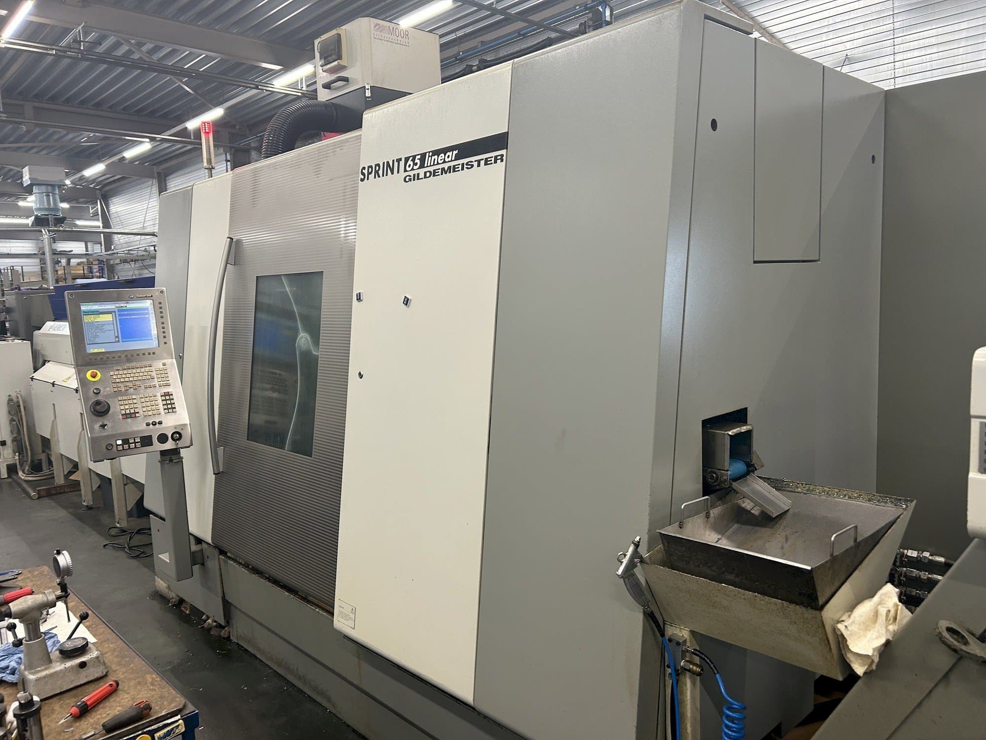 Čelní pohled na Gildemeister Sprint 65 linear stroj