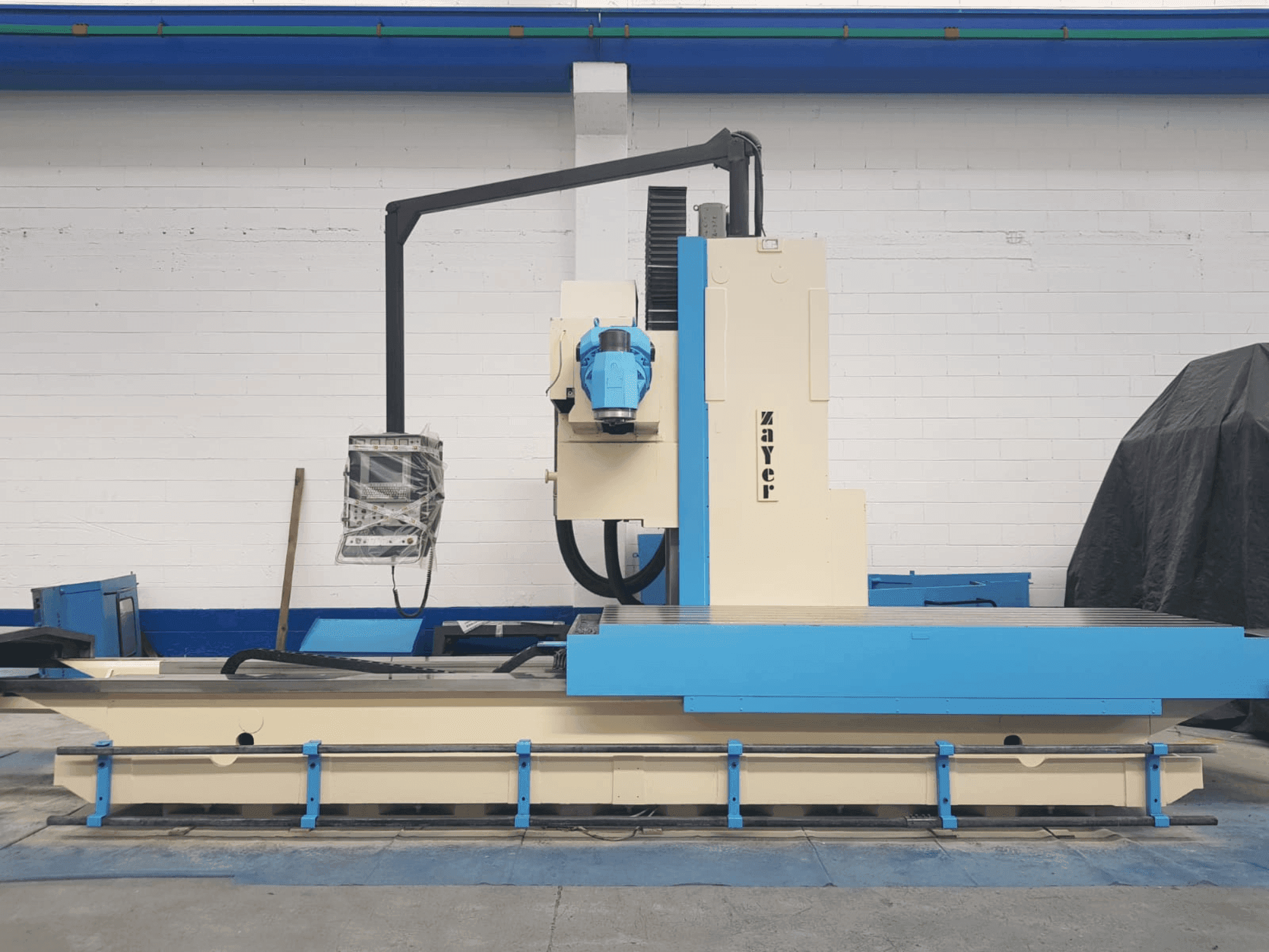 Čelní pohled na Zayer 30KF 3000 stroj