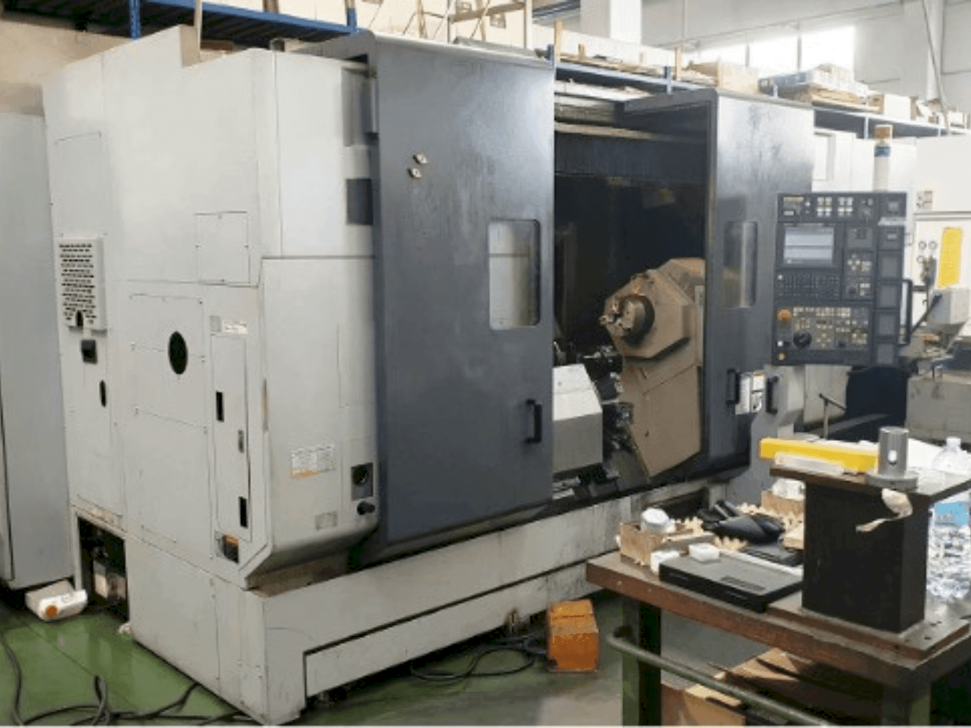 Čelní pohled na MORI SEIKI MT2000 SZ stroj