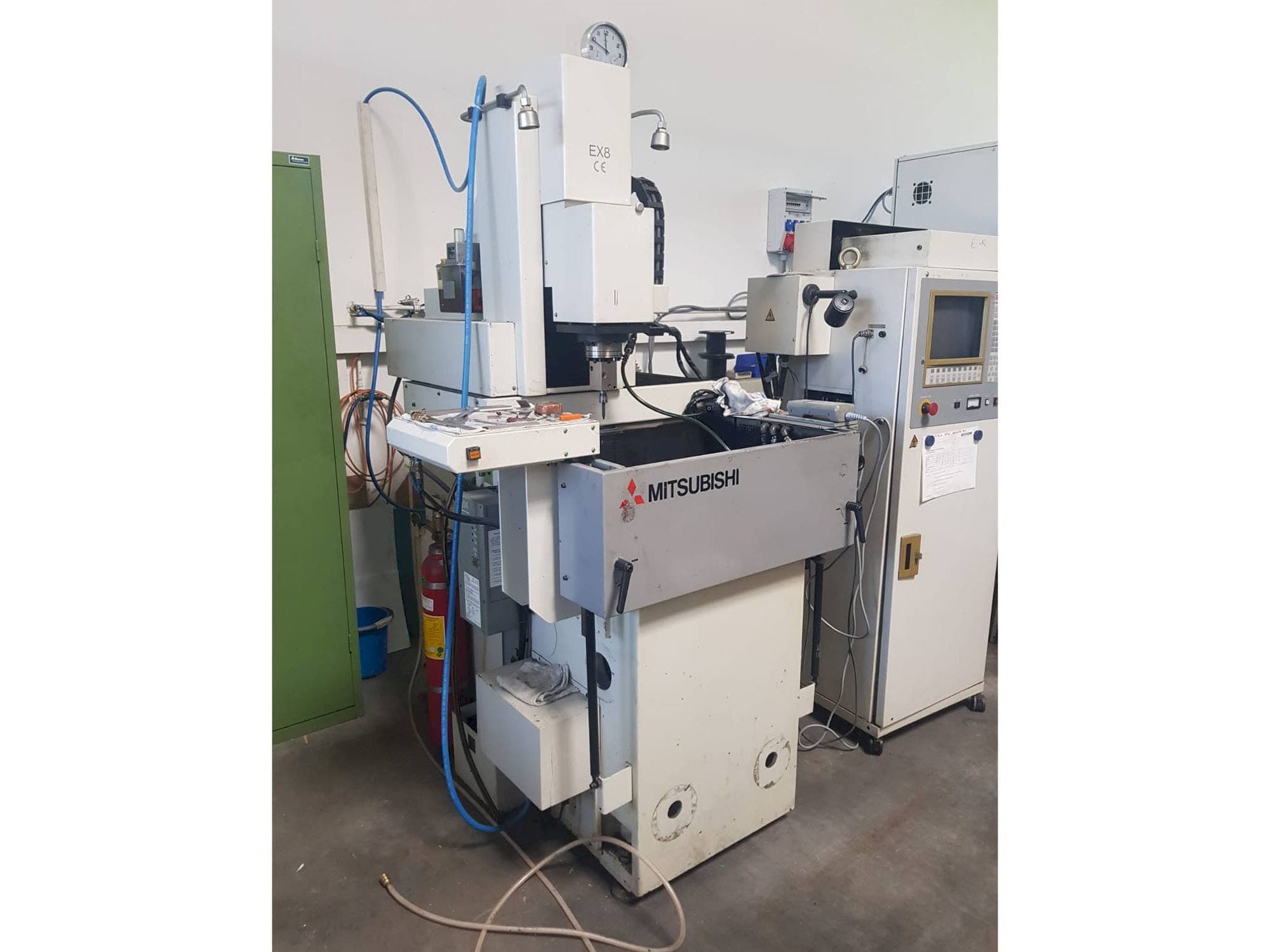 Čelní pohled na Mitsubishi EX 8 stroj