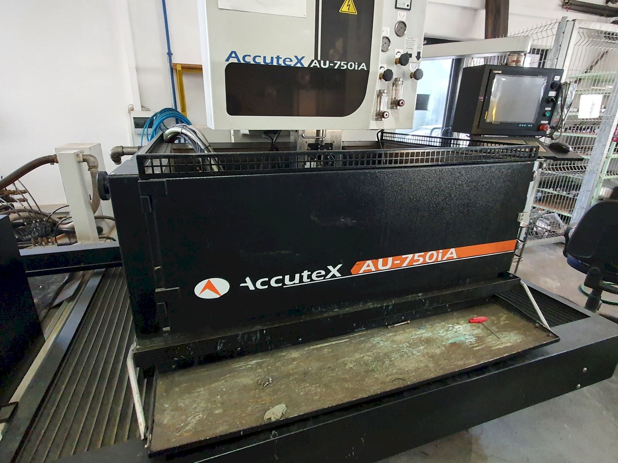 Čelní pohled na AccuteX AU-750iA stroj